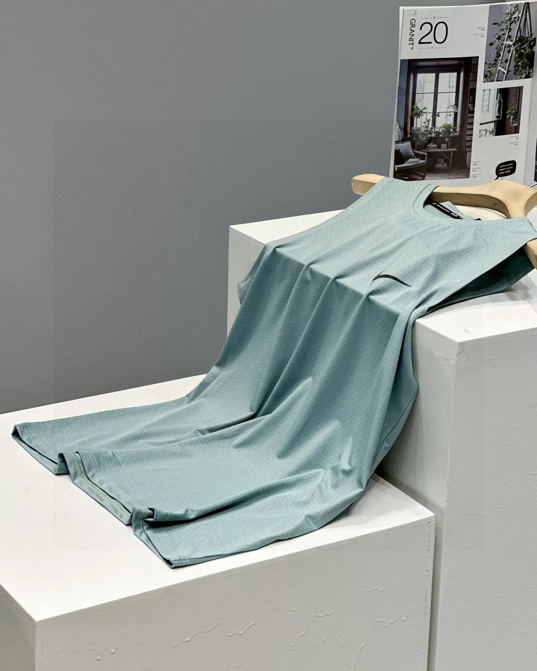 上新P65 耐克钩子夏季男子吸排汗速干长城格冰爽弹力无袖背心。面料冰爽透气排汗! 尺码:M-3XL  颜色:黑色 .白色.浅绿 运动、打底、健身都可以穿 ，可以说是多功能一体衣 质量和性价比都是今年最高的一款。面料极其柔软舒适冰爽。设计和剪裁足以看出来是多么的经精挑细选。为了提高活动自由度、透气性 保持干爽轻 盈 ，采用的都是进口排潮系统技术，这种技术可以防异味，有助于减少异味微生物的滋生。四维弹力面料 让您感到加倍速干、顺滑、轻盈，特别是在运动后全身都不会让你感到汗液粘敷感。 这个季节单穿、打底 随意搭配，高科技新型速干面料，舒适透气，立体剪裁工艺，版型超好，夏天秀身材好利器。