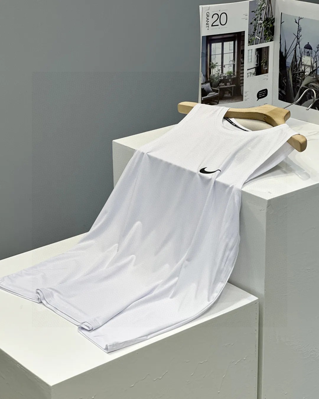 上新P65 耐克钩子夏季男子吸排汗速干长城格冰爽弹力无袖背心。面料冰爽透气排汗! 尺码:M-3XL 颜色:黑色 .白色.浅绿 运动、打底、健身都可以穿 ,可以说是多功能一体衣 质量和性价比都是今年最高的一款。面料极其柔软舒适冰爽。设计和剪裁足以看出来是多么的经精挑细选。为了提高活动自由度、透气性 保持干爽轻 盈 ,采用的都是进口排潮系统技术,这种技术可以防异味,有助于减少异味微生物的滋生。四维弹力面料 让您感到加倍速干、顺滑、轻盈,特别是在运动后全身都不会让你感到汗液粘敷感。 这个季节单穿、打底 随意搭配,高科技新型速干面料,舒适透气,立体剪裁工艺,版型超好,夏天秀身材好利器。