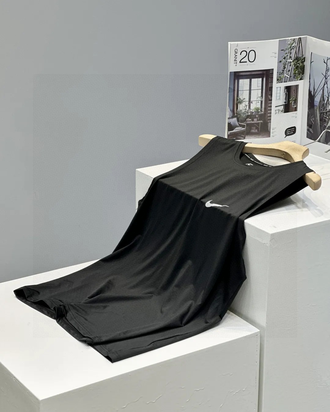 上新P65 耐克钩子夏季男子吸排汗速干长城格冰爽弹力无袖背心。面料冰爽透气排汗! 尺码:M-3XL 颜色:黑色 .白色.浅绿 运动、打底、健身都可以穿 ,可以说是多功能一体衣 质量和性价比都是今年最高的一款。面料极其柔软舒适冰爽。设计和剪裁足以看出来是多么的经精挑细选。为了提高活动自由度、透气性 保持干爽轻 盈 ,采用的都是进口排潮系统技术,这种技术可以防异味,有助于减少异味微生物的滋生。四维弹力面料 让您感到加倍速干、顺滑、轻盈,特别是在运动后全身都不会让你感到汗液粘敷感。 这个季节单穿、打底 随意搭配,高科技新型速干面料,舒适透气,立体剪裁工艺,版型超好,夏天秀身材好利器。