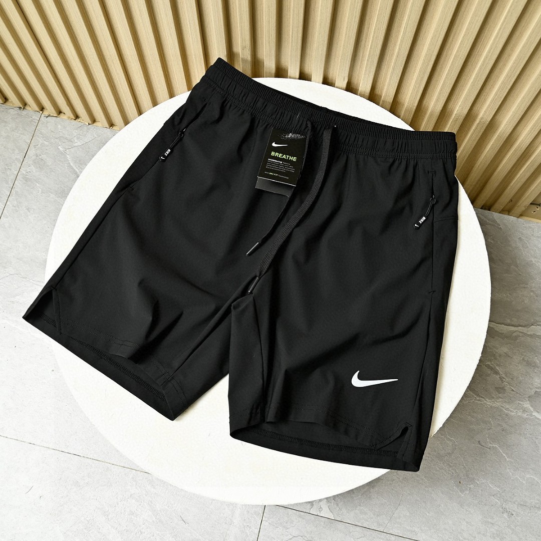 上新P75 耐克NIKE夏季轻薄运动短裤! 耐克柜子夏季新一代速干轻薄五分短裤!!贸易公司货!腰部松紧舒适不勒!!排汗透气! 尺码:M,L,XL,2XL,3XL 黑色,灰色,军绿, 极品梭织弹力面料,手感顺滑速干排汗轻薄透气, 而且还具抗备皱 高弹性不形变的特性, 上身级超有型超级冰爽。炎炎夏日非常舒服! 简单大气!大厂订单,三标齐全, 无论面料还是工做细节绝对都是一流,立体剪裁,上身显瘦炎热又漫的长夏季,强烈建议手人两条,必