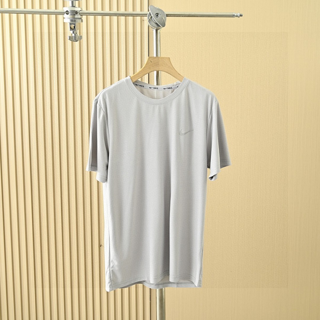 上新P70 耐克NIKE夏季四色锦纶网眼弹力 速干 冰丝爽滑轻薄T恤衫短袖! 尺码:M,L,XL,2XL,3XL, 颜色:白色,黑色,天蓝,灰色 高端面料,四色爆炸开抢,疯狂起来!到手你定会爱不释手的爆炸款采用进口锦纶混冰丝料,透气柔软有质感特制的面料颜色很正。活力感强,不变形,不缩水让你感受史密斯的魅力,休闲商务皆可!每一个颜色上身都很有范!无论居家,出游,健身,晨练都是最好的选择!