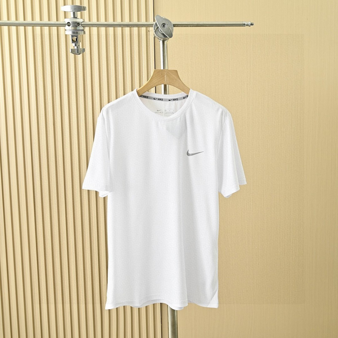 上新P70 耐克NIKE夏季四色锦纶网眼弹力 速干 冰丝爽滑轻薄T恤衫短袖! 尺码:M,L,XL,2XL,3XL, 颜色:白色,黑色,天蓝，灰色 高端面料，四色爆炸开抢，疯狂起来!到手你定会爱不释手的爆炸款采用进口锦纶混冰丝料，透气柔软有质感特制的面料颜色很正。活力感强，不变形，不缩水让你感受史密斯的魅力，休闲商务皆可!每一个颜色上身都很有范!无论居家，出游，健身，晨练都是最好的选择!