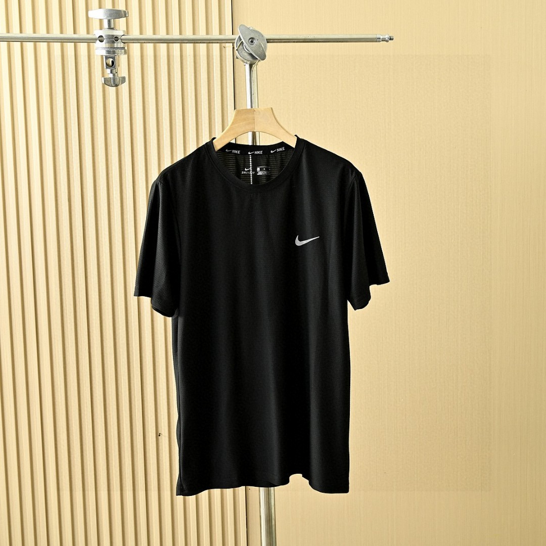 上新P70 耐克NIKE夏季四色锦纶网眼弹力 速干 冰丝爽滑轻薄T恤衫短袖! 尺码:M,L,XL,2XL,3XL, 颜色:白色,黑色,天蓝,灰色 高端面料,四色爆炸开抢,疯狂起来!到手你定会爱不释手的爆炸款采用进口锦纶混冰丝料,透气柔软有质感特制的面料颜色很正。活力感强,不变形,不缩水让你感受史密斯的魅力,休闲商务皆可!每一个颜色上身都很有范!无论居家,出游,健身,晨练都是最好的选择!