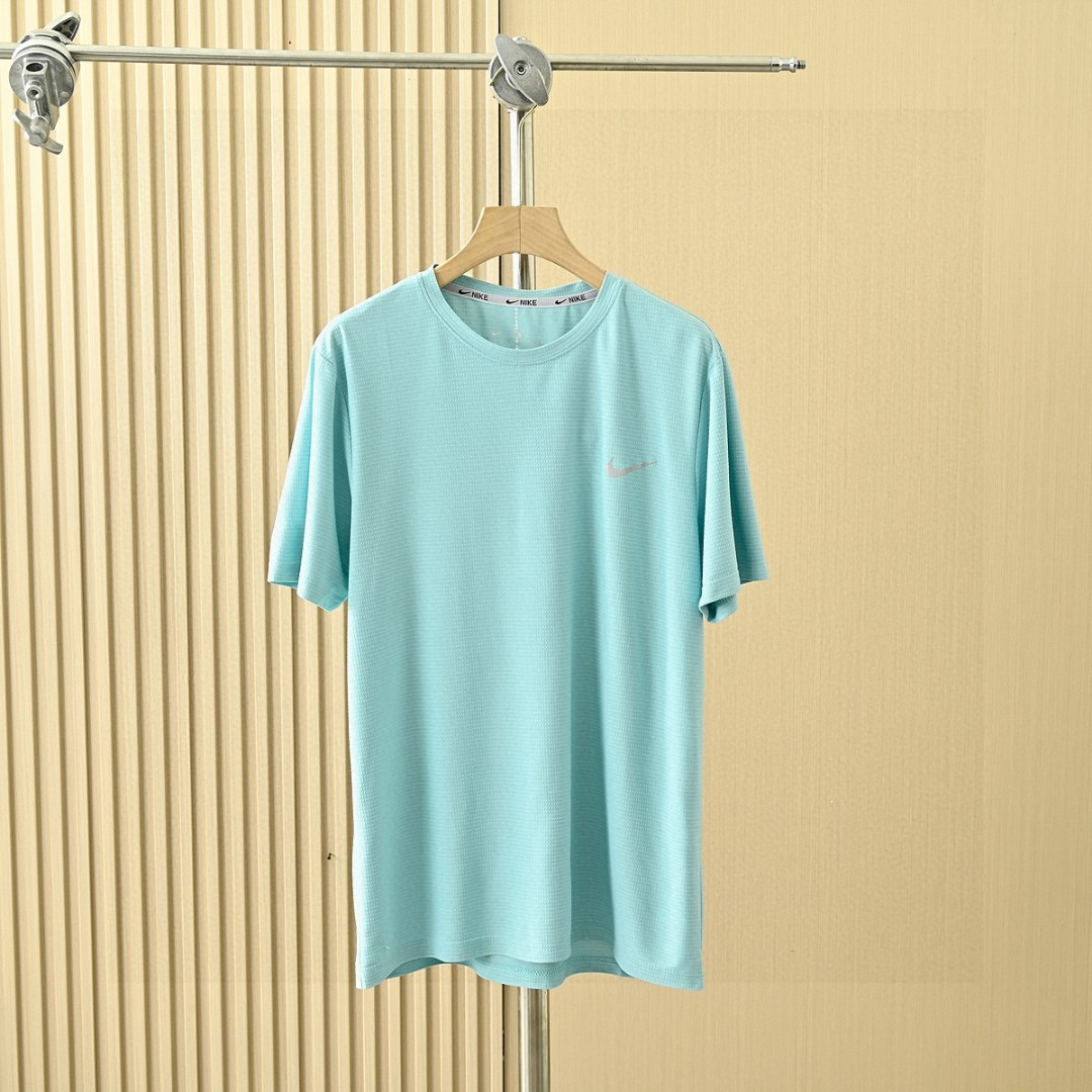 上新P70 耐克NIKE夏季四色锦纶网眼弹力 速干 冰丝爽滑轻薄T恤衫短袖! 尺码:M,L,XL,2XL,3XL, 颜色:白色,黑色,天蓝,灰色 高端面料,四色爆炸开抢,疯狂起来!到手你定会爱不释手的爆炸款采用进口锦纶混冰丝料,透气柔软有质感特制的面料颜色很正。活力感强,不变形,不缩水让你感受史密斯的魅力,休闲商务皆可!每一个颜色上身都很有范!无论居家,出游,健身,晨练都是最好的选择!