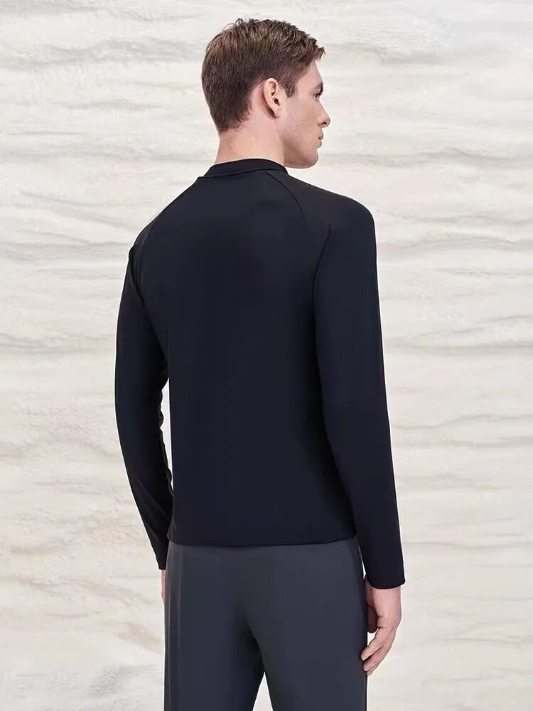 售后到明年）上新P95
进口双面德绒 强力保暖一件顶三件!
迪桑特男子半高领加厚长袖训练健身运动打底衫保暖内衣，进口双面磨毛德绒加厚面料!超强弹力！
颜色：黑色 深灰&nbsp;&nbsp; 尺码:&nbsp; L,XL,2XL,3XL
双面德绒打底保暖衣，采用超强弹力高端PRO，升级版强力伸缩 具有强力伸缩的同时， 装饰出最好的身体线条，还可以更好的保护你的肌肉，皮肤关节等等。
高弹力有助于改善运动灵活性！上身体验非常舒适，人体工程学设计，减少接缝与高磨损区域的接触，提升上身包裹性和舒适性，后部稍长的定型下摆设计！
3D立体硅胶小标logo，绝对的高品质好货，强烈推荐！喜欢运动健身的朋友们不要错过！