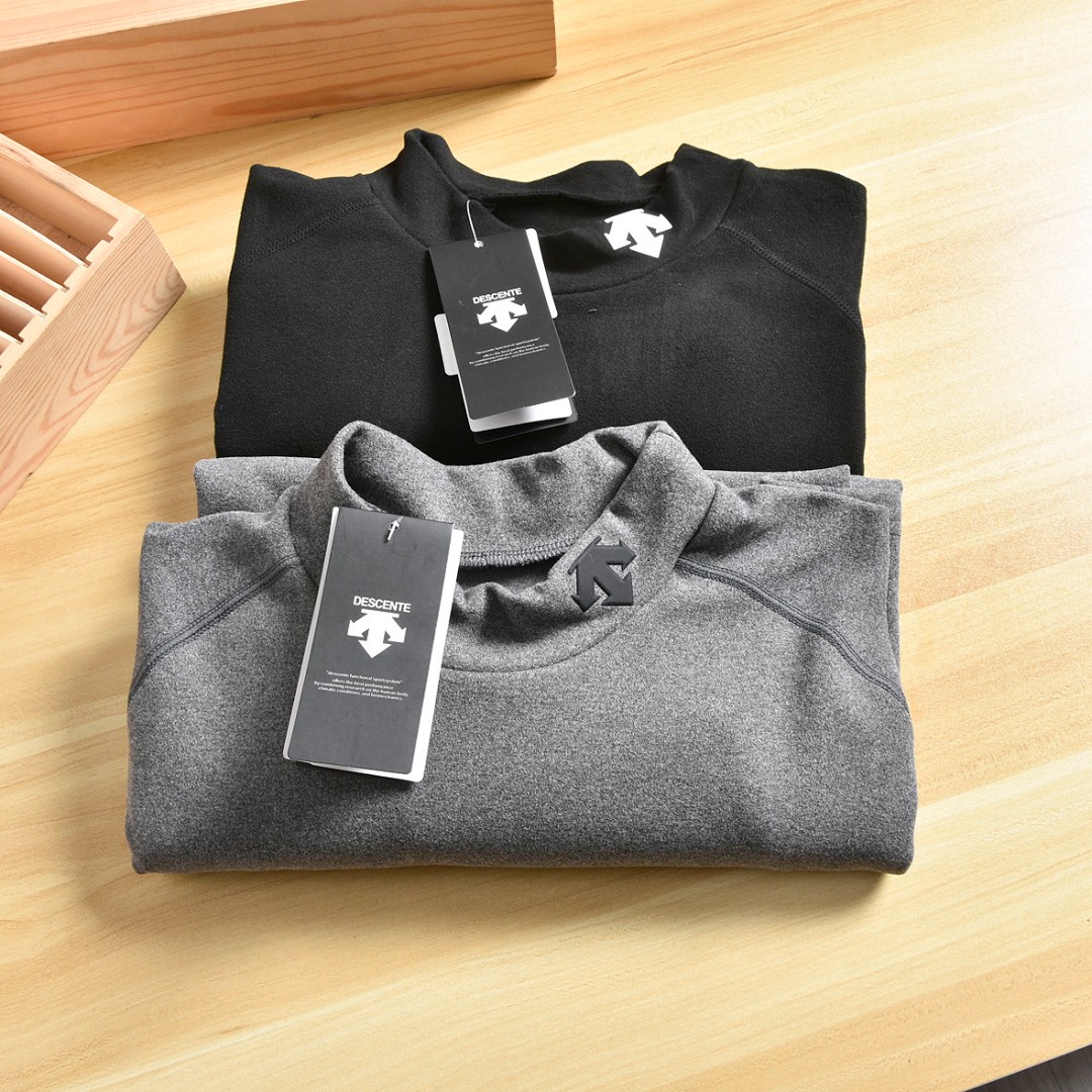 售后到明年）上新P95
进口双面德绒 强力保暖一件顶三件!
迪桑特男子半高领加厚长袖训练健身运动打底衫保暖内衣，进口双面磨毛德绒加厚面料!超强弹力！
颜色：黑色 深灰&nbsp;&nbsp; 尺码:&nbsp; L,XL,2XL,3XL
双面德绒打底保暖衣，采用超强弹力高端PRO，升级版强力伸缩 具有强力伸缩的同时， 装饰出最好的身体线条，还可以更好的保护你的肌肉，皮肤关节等等。
高弹力有助于改善运动灵活性！上身体验非常舒适，人体工程学设计，减少接缝与高磨损区域的接触，提升上身包裹性和舒适性，后部稍长的定型下摆设计！
3D立体硅胶小标logo，绝对的高品质好货，强烈推荐！喜欢运动健身的朋友们不要错过！