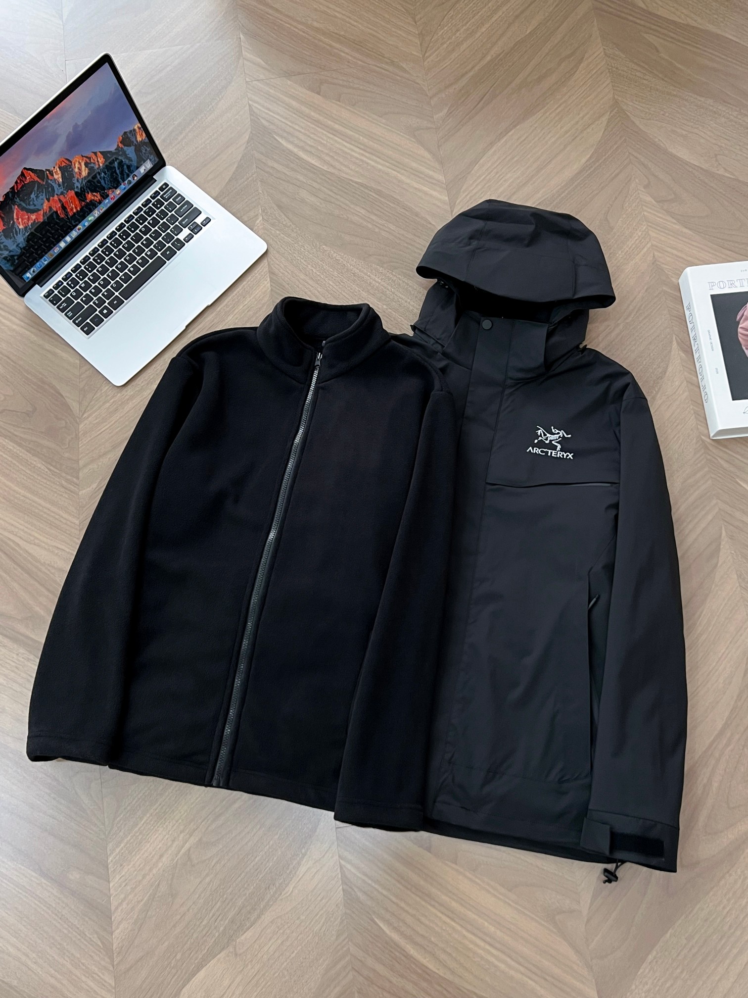 售后到明年）上新P200
三合一（两件套）春季冬款冲锋衣上新
Arcteryx始祖鸟三合一冲锋衣 科技面料UPF顶级功能性冲锋衣 &ndash;乘风入境 直面而行！上身零负担！醉经典的SQ HOODY系列 真正的户外多样化功能性与颜值设计都堪称天花板的一件冲锋衣！ &ndash;面料采用： Tyono30高强度尼龙材质 防风性能非常高 超细网格构造和木巨上2000+的wan全一致的高端定制面料 从材质到结构到厚度 克重 都是wan全一致！面料防水性能出色 网格构造 自带出色的透气效果 夏季穿着上身 不闷热 不捂汗！超轻超强的防撕裂功能性 可以为你的身体提供一层超轻无负担但又十分坚韧的保护膜！ &ndash;面料表面特别做了高达400+的抗紫外线涂层真正给你提供炎热夏季环境下面 防雨 防风 防晒 防蚊虫叮咬 防刮蹭 上身无负担的多功能实用性穿着效果！关于抗紫外线 防晒的功能性下面的质检报告数据有权威的检测结果 这里就不再多复述了！ &ndash;连帽经典的冲锋衣款式设计立体风帽构造 整个帽子的内里结构都是立体拼接裁片打造而成 而且后面还带了可调节的拉锁帽子两侧也有松紧锁扣条件 以便于穿着上身应付不同的气候和环境！给身体尤其是头部更全方位的防护！ &ndash;全身YKK拉链 口袋配置自带收纳功能 携带方便 不占空间！下摆两侧也有可调节松紧的锁扣配置 同样是给你提供多样化的穿着效果 应付不同的穿着需求 松紧袖口立体宽松版型裁剪 上身包裹性更出色 内里全部包边包条 没有哪怕是一根线头缝合走线扎实牢固 工整精致 挑不出毛病的工艺品质！ 

颜色：黑色   宝蓝

尺码:M-3xl