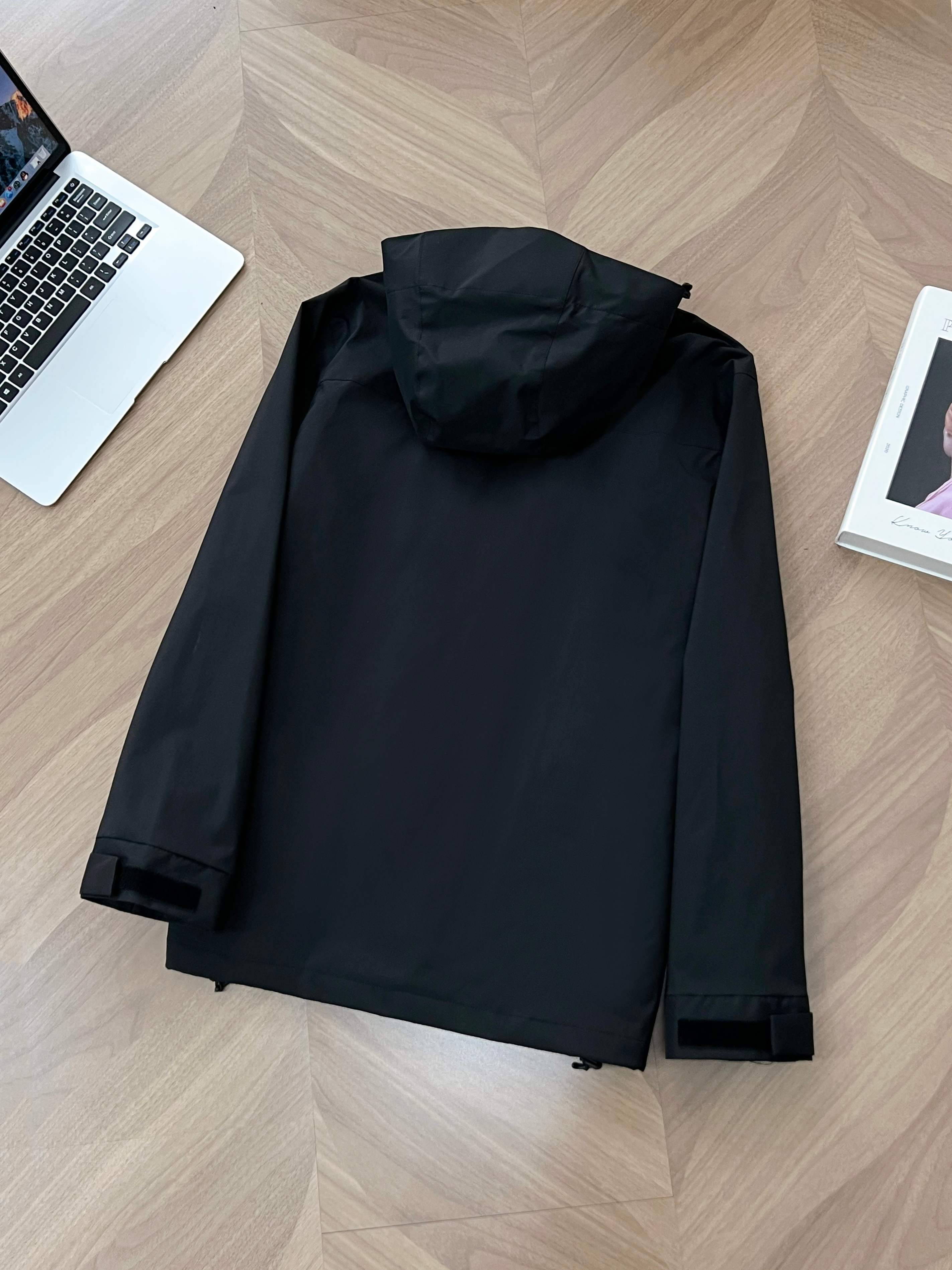 售后到明年）上新P200
三合一（两件套）春季冬款冲锋衣上新
Arcteryx始祖鸟三合一冲锋衣 科技面料UPF顶级功能性冲锋衣 &ndash;乘风入境 直面而行！上身零负担！醉经典的SQ HOODY系列 真正的户外多样化功能性与颜值设计都堪称天花板的一件冲锋衣！ &ndash;面料采用： Tyono30高强度尼龙材质 防风性能非常高 超细网格构造和木巨上2000+的wan全一致的高端定制面料 从材质到结构到厚度 克重 都是wan全一致！面料防水性能出色 网格构造 自带出色的透气效果 夏季穿着上身 不闷热 不捂汗！超轻超强的防撕裂功能性 可以为你的身体提供一层超轻无负担但又十分坚韧的保护膜！ &ndash;面料表面特别做了高达400+的抗紫外线涂层真正给你提供炎热夏季环境下面 防雨 防风 防晒 防蚊虫叮咬 防刮蹭 上身无负担的多功能实用性穿着效果！关于抗紫外线 防晒的功能性下面的质检报告数据有权威的检测结果 这里就不再多复述了！ &ndash;连帽经典的冲锋衣款式设计立体风帽构造 整个帽子的内里结构都是立体拼接裁片打造而成 而且后面还带了可调节的拉锁帽子两侧也有松紧锁扣条件 以便于穿着上身应付不同的气候和环境！给身体尤其是头部更全方位的防护！ &ndash;全身YKK拉链 口袋配置自带收纳功能 携带方便 不占空间！下摆两侧也有可调节松紧的锁扣配置 同样是给你提供多样化的穿着效果 应付不同的穿着需求 松紧袖口立体宽松版型裁剪 上身包裹性更出色 内里全部包边包条 没有哪怕是一根线头缝合走线扎实牢固 工整精致 挑不出毛病的工艺品质！ 

颜色：黑色   宝蓝

尺码:M-3xl