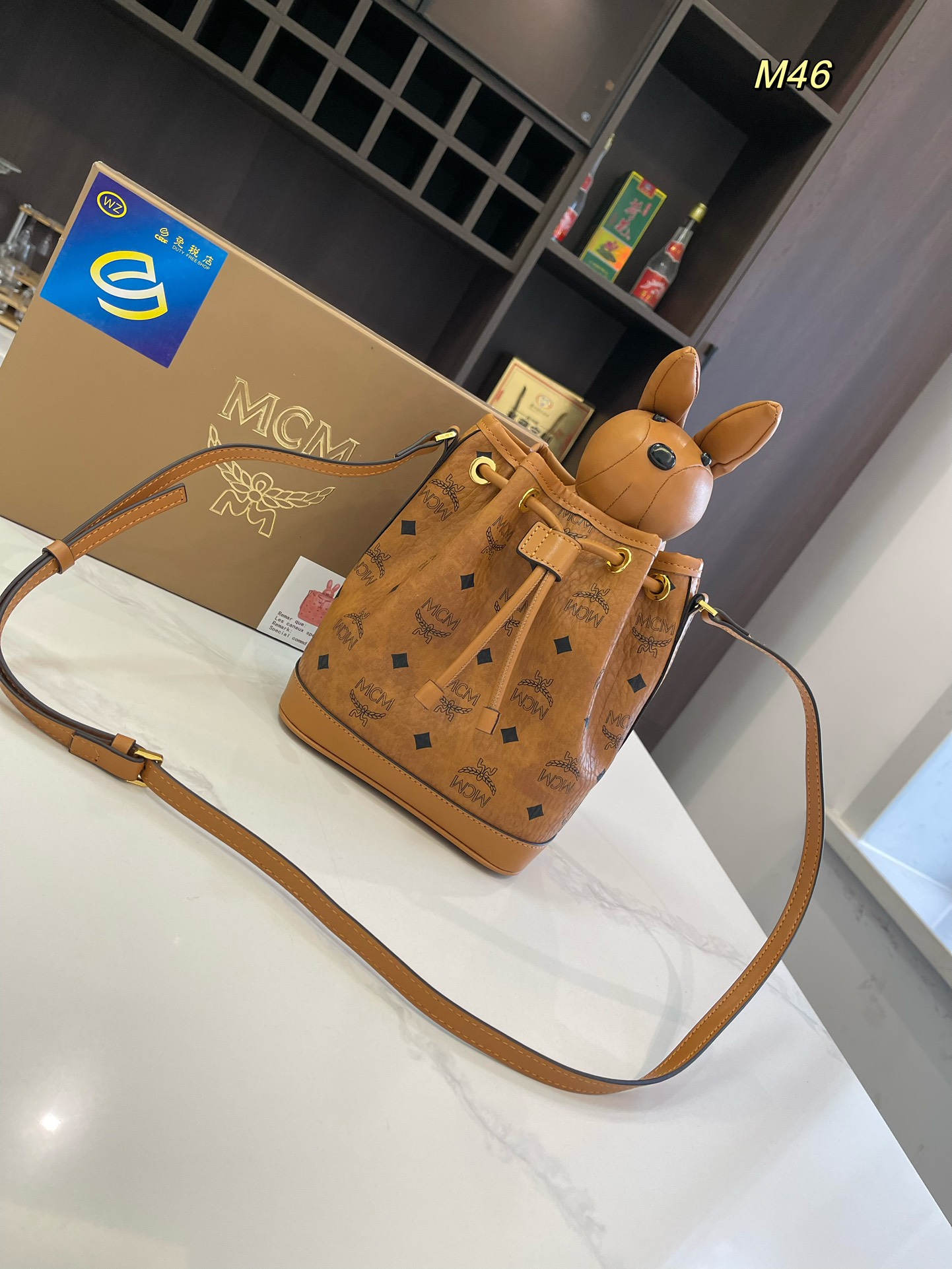 礼盒包装🎁

size：17*21cm

MCM 兔子水桶包 专柜同款抽口水桶兔子可拆卸 采用原版最新面