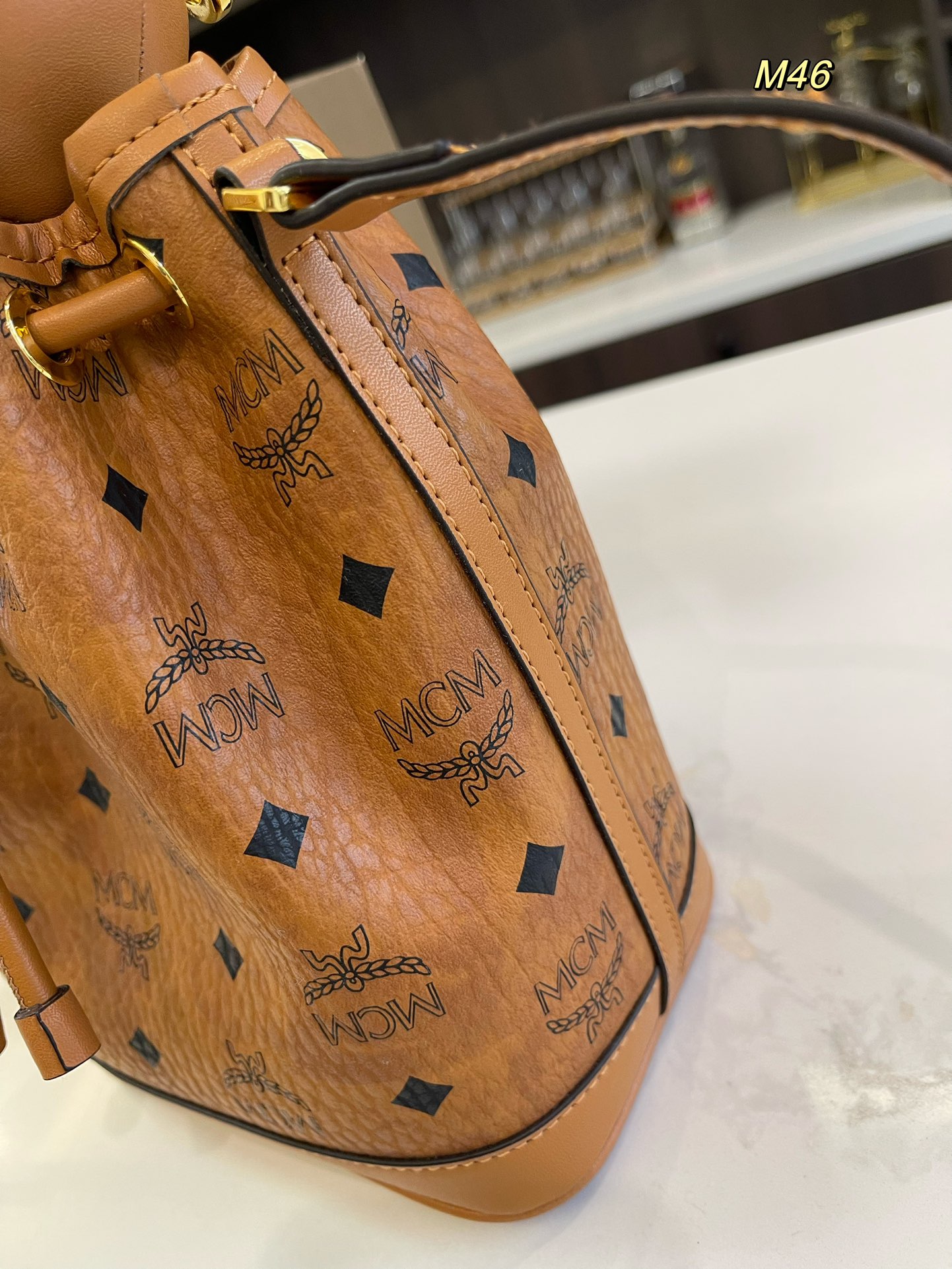 礼盒包装🎁

size：17*21cm

MCM 兔子水桶包 专柜同款抽口水桶兔子可拆卸 采用原版最新面