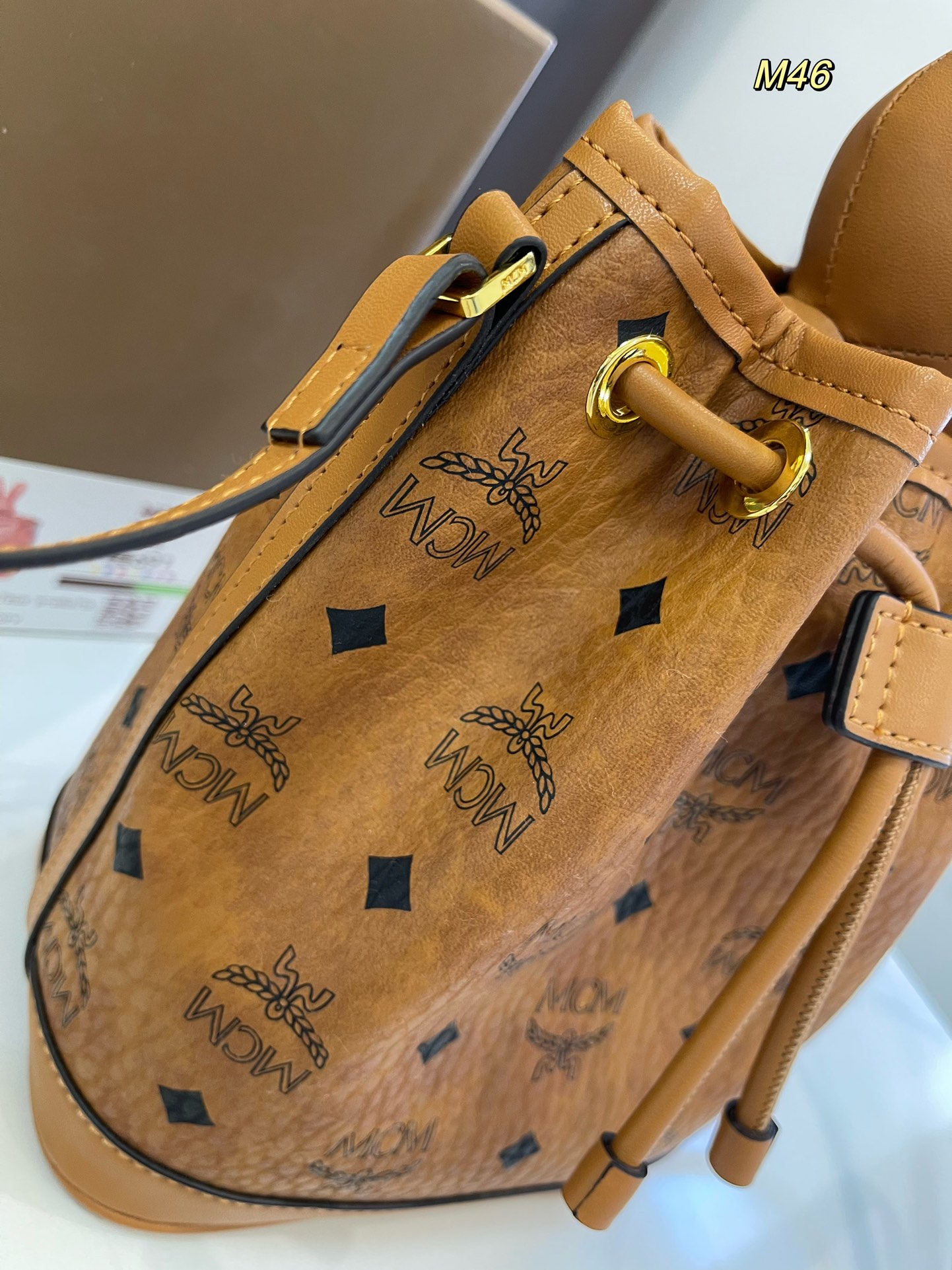 礼盒包装🎁

size：17*21cm

MCM 兔子水桶包 专柜同款抽口水桶兔子可拆卸 采用原版最新面