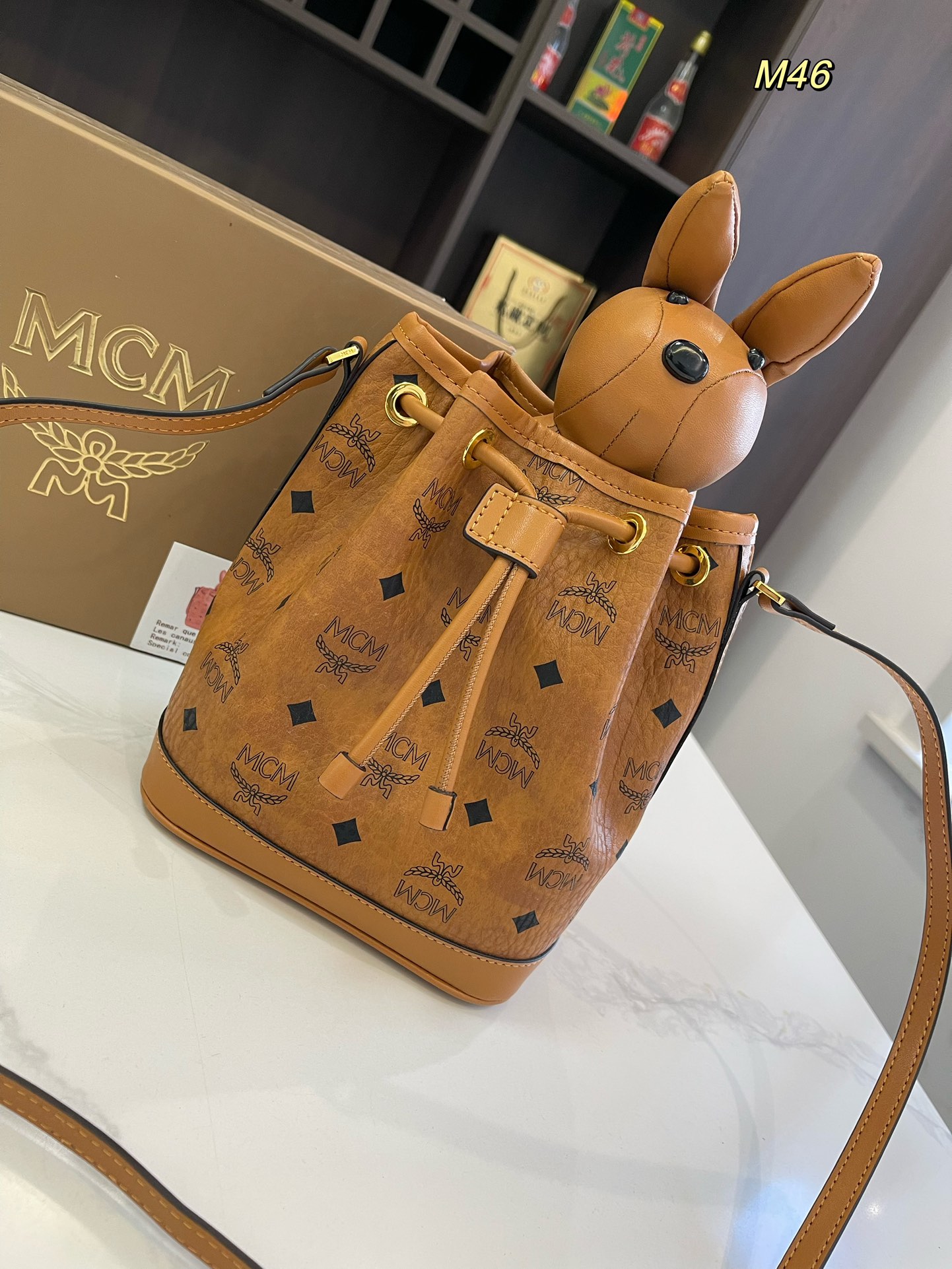 礼盒包装🎁

size：17*21cm

MCM 兔子水桶包 专柜同款抽口水桶兔子可拆卸 采用原版最新面