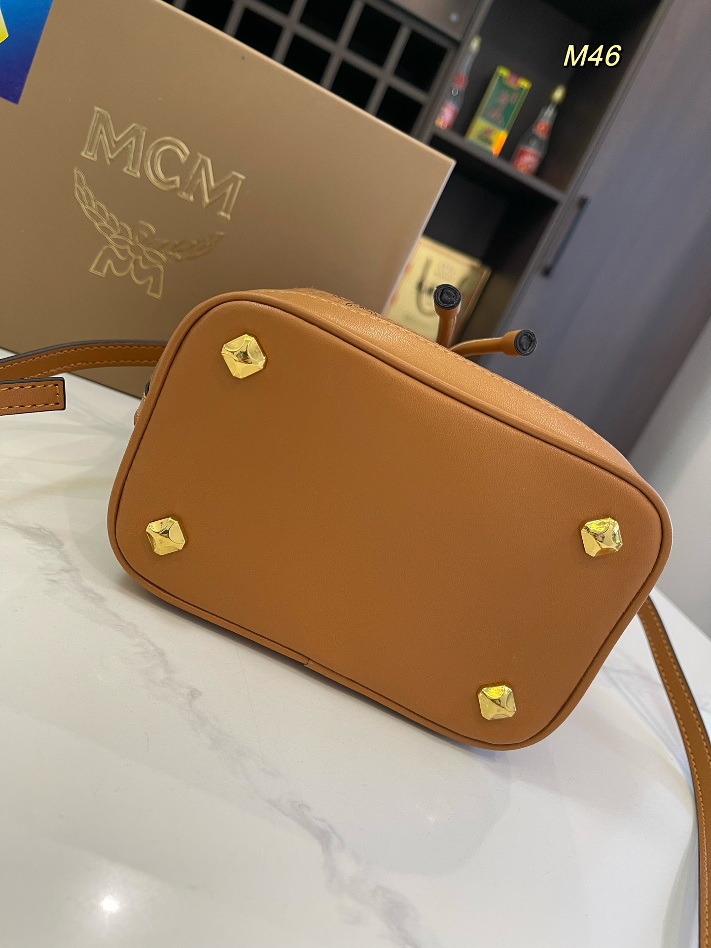 礼盒包装🎁

size：17*21cm

MCM 兔子水桶包 专柜同款抽口水桶兔子可拆卸 采用原版最新面