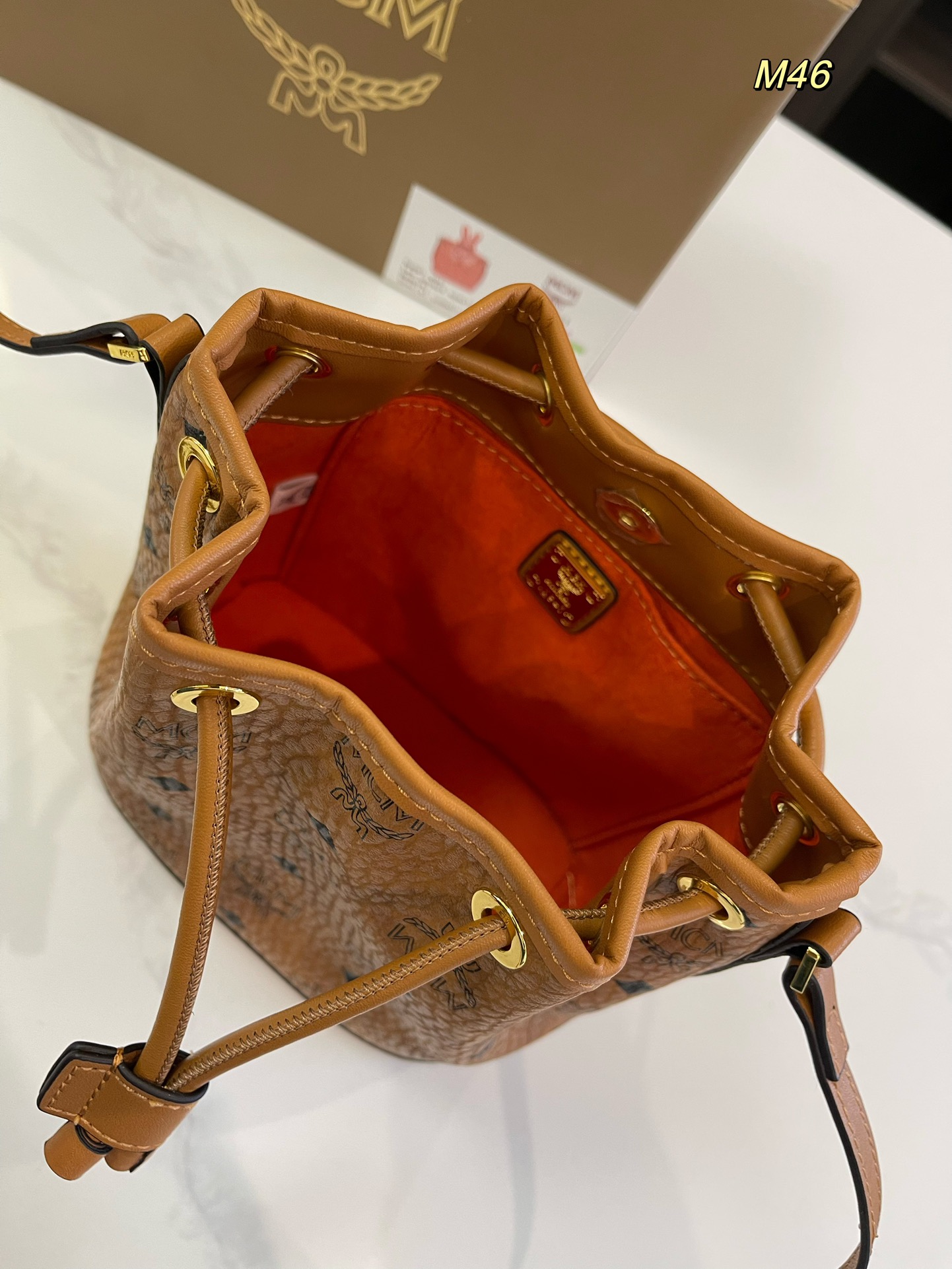 礼盒包装🎁

size：17*21cm

MCM 兔子水桶包 专柜同款抽口水桶兔子可拆卸 采用原版最新面