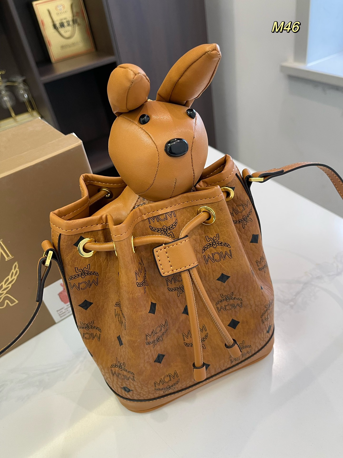 礼盒包装🎁

size：17*21cm

MCM 兔子水桶包 专柜同款抽口水桶兔子可拆卸 采用原版最新面