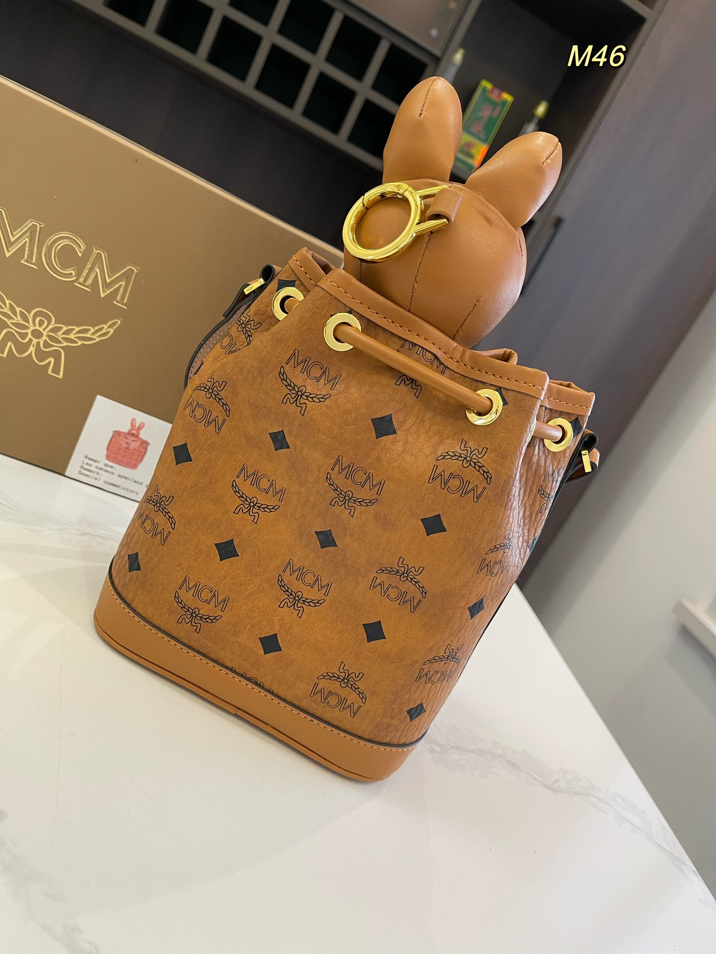 礼盒包装🎁

size：17*21cm

MCM 兔子水桶包 专柜同款抽口水桶兔子可拆卸 采用原版最新面
