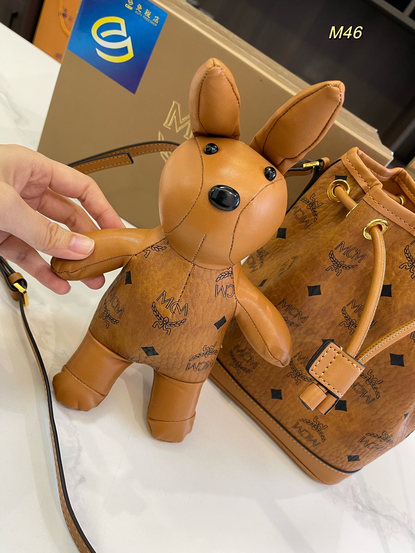 礼盒包装🎁

size：17*21cm

MCM 兔子水桶包 专柜同款抽口水桶兔子可拆卸 采用原版最新面