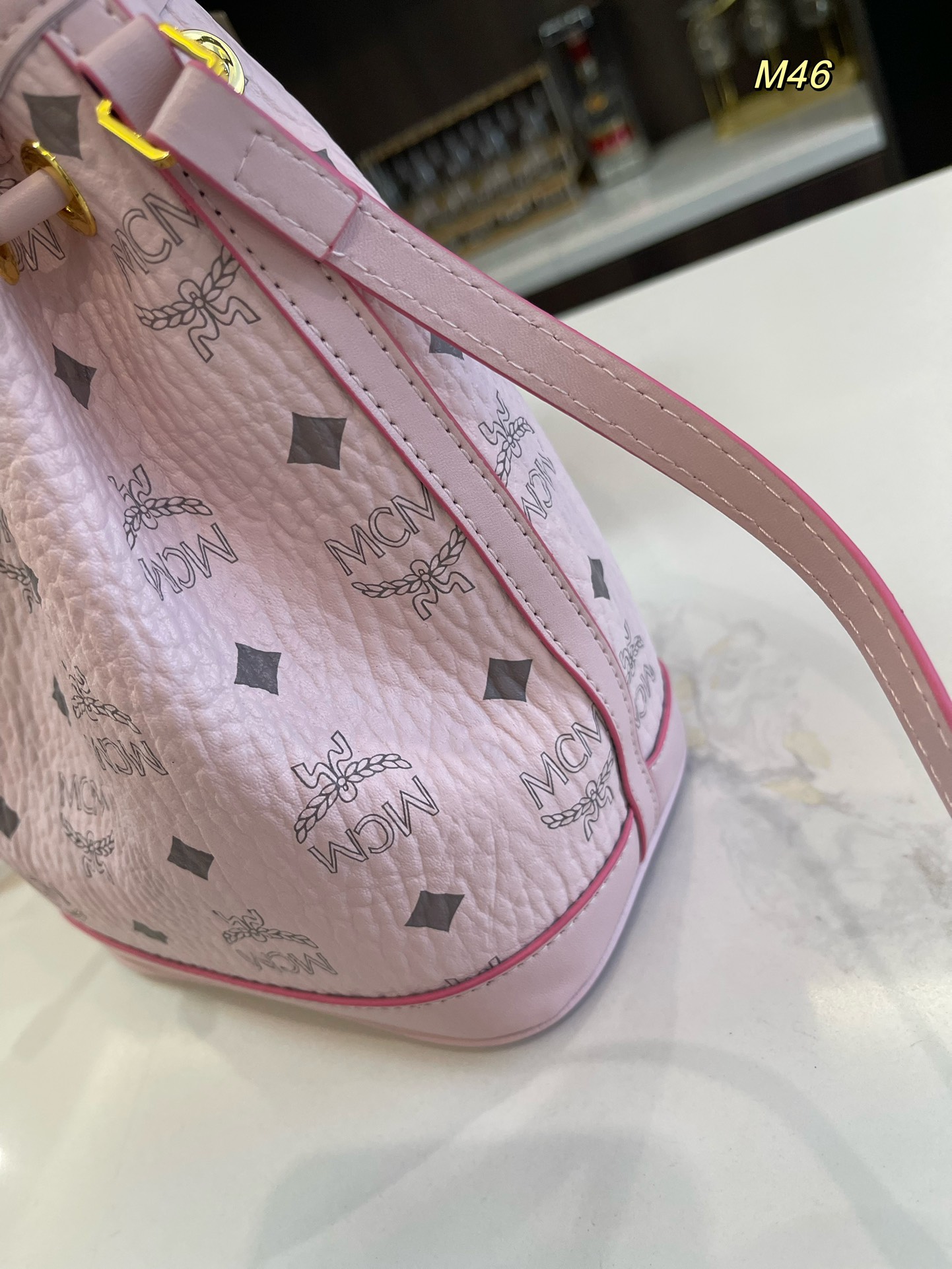  礼盒包装🎁

size：17*21cm

MCM 兔子水桶包 专柜同款抽口水桶兔子可拆卸 采用原版最新