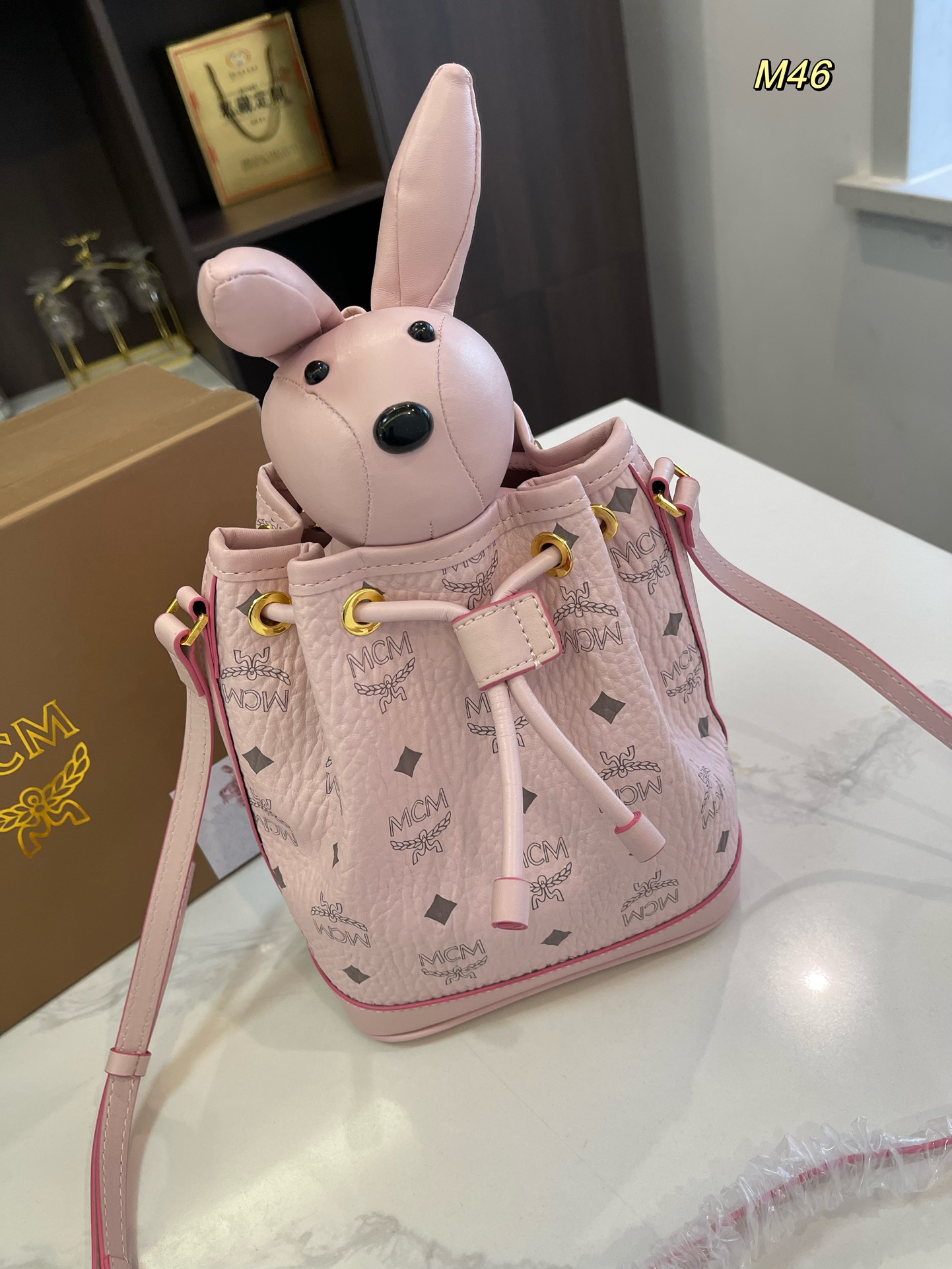  礼盒包装🎁

size：17*21cm

MCM 兔子水桶包 专柜同款抽口水桶兔子可拆卸 采用原版最新