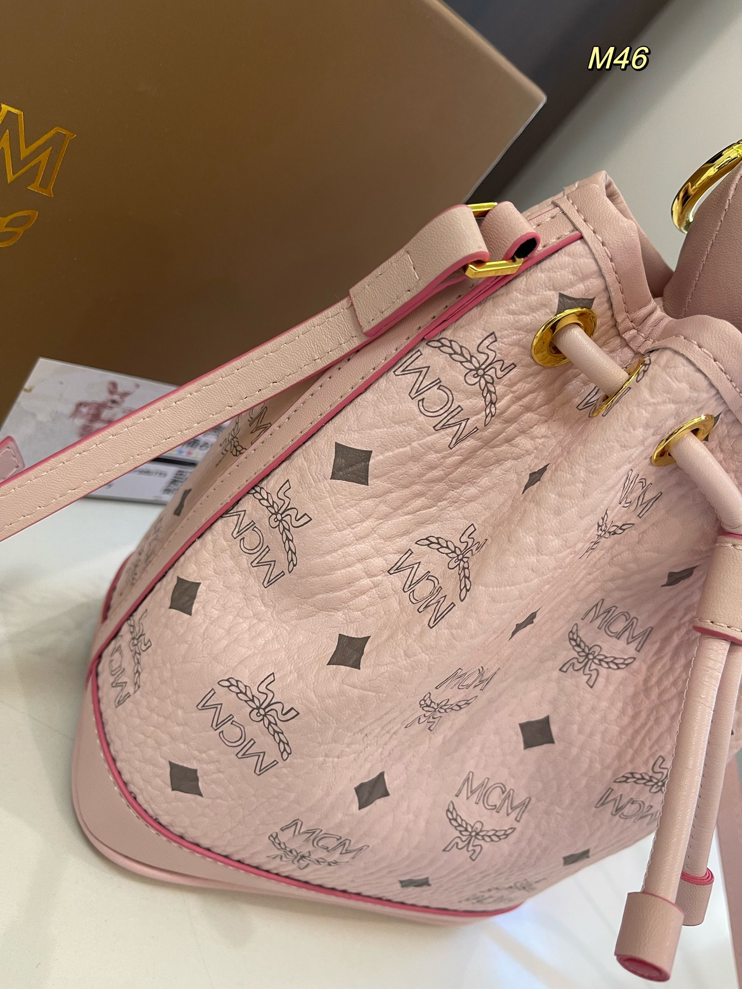  礼盒包装🎁

size：17*21cm

MCM 兔子水桶包 专柜同款抽口水桶兔子可拆卸 采用原版最新