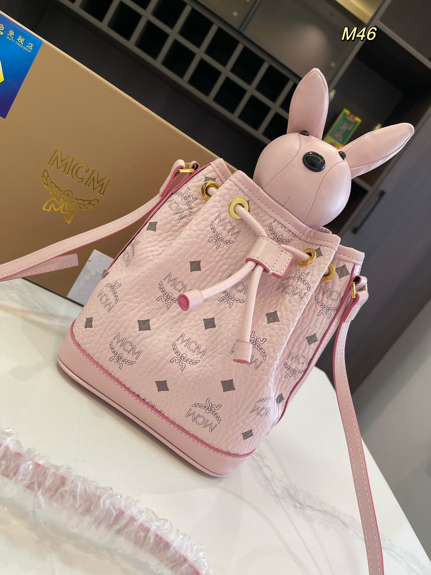  礼盒包装🎁

size：17*21cm

MCM 兔子水桶包 专柜同款抽口水桶兔子可拆卸 采用原版最新