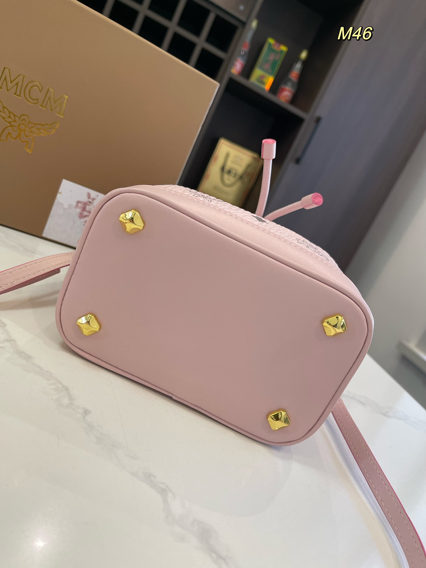  礼盒包装🎁

size：17*21cm

MCM 兔子水桶包 专柜同款抽口水桶兔子可拆卸 采用原版最新