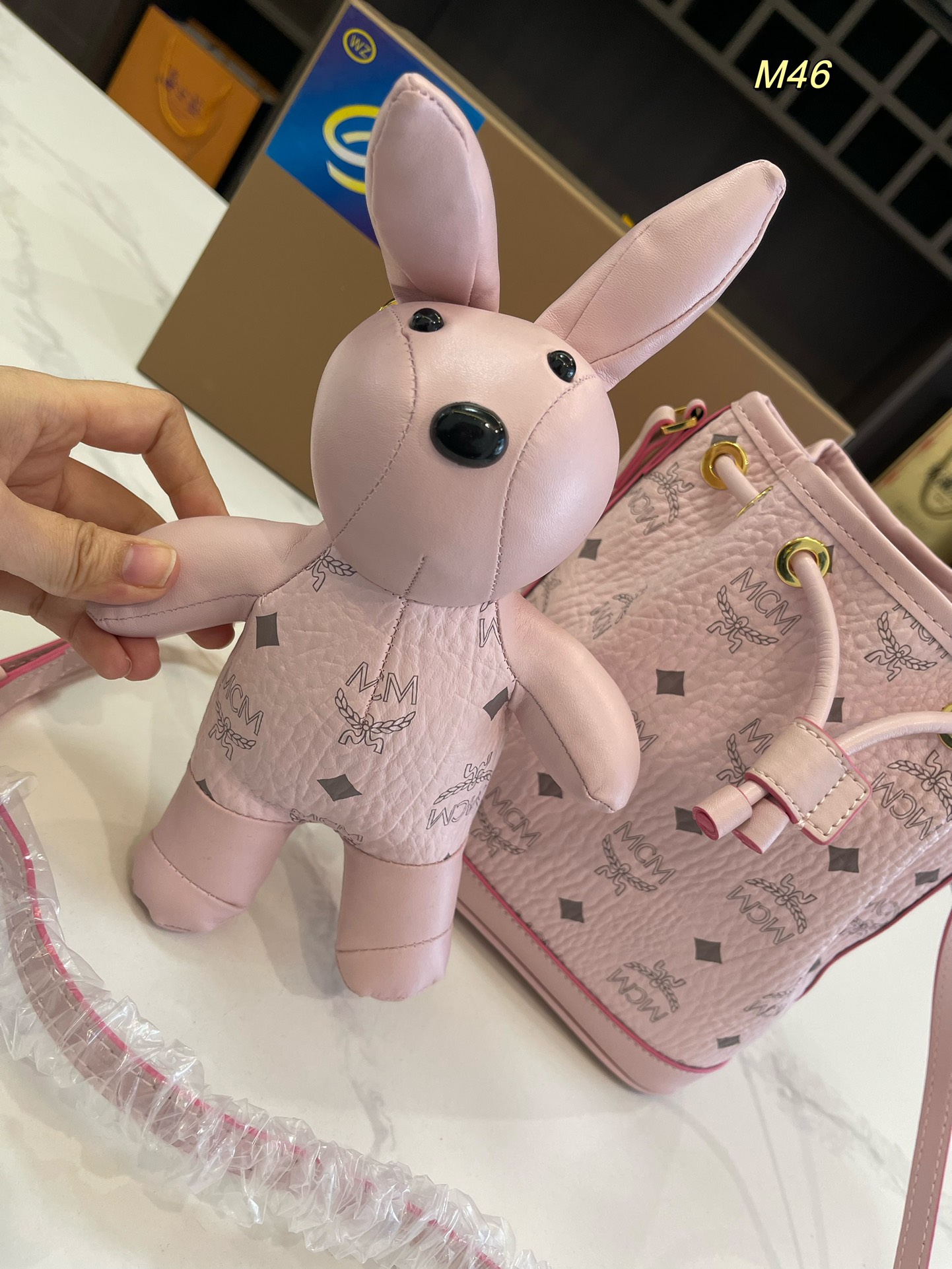  礼盒包装🎁

size：17*21cm

MCM 兔子水桶包 专柜同款抽口水桶兔子可拆卸 采用原版最新