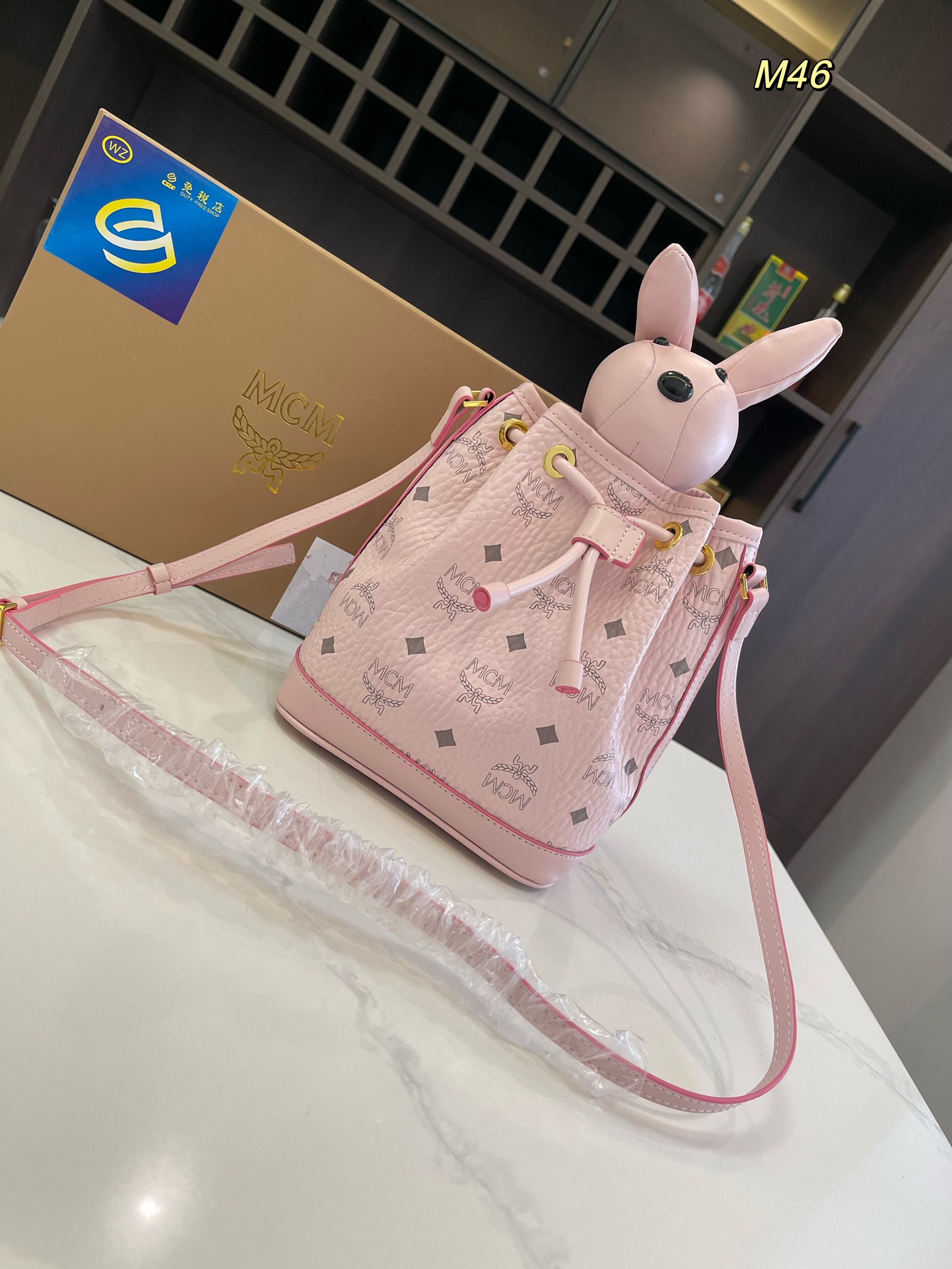  礼盒包装🎁

size：17*21cm

MCM 兔子水桶包 专柜同款抽口水桶兔子可拆卸 采用原版最新