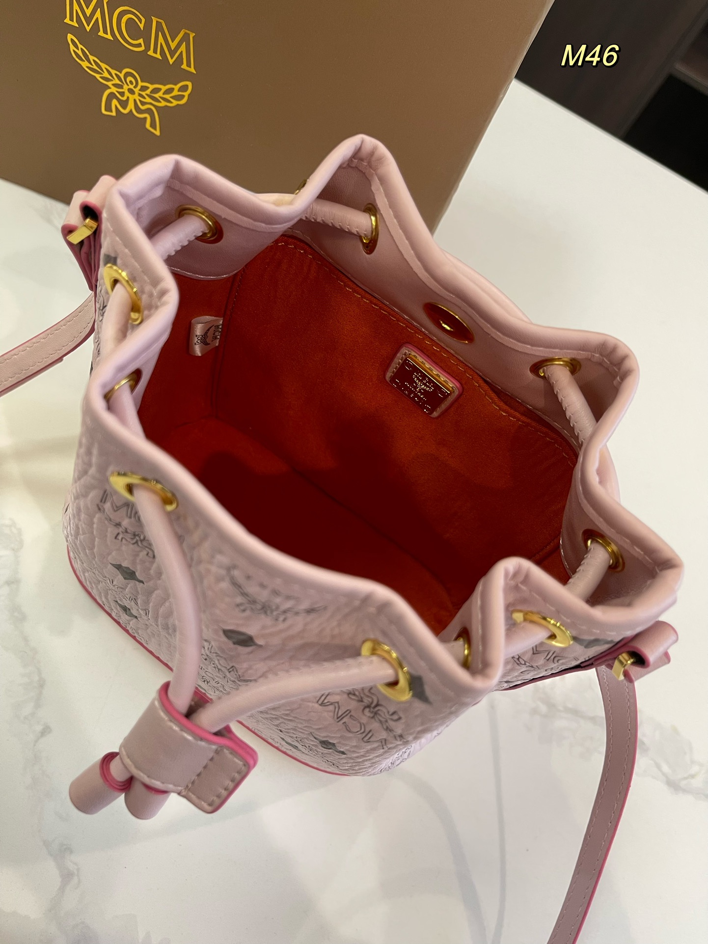  礼盒包装🎁

size：17*21cm

MCM 兔子水桶包 专柜同款抽口水桶兔子可拆卸 采用原版最新