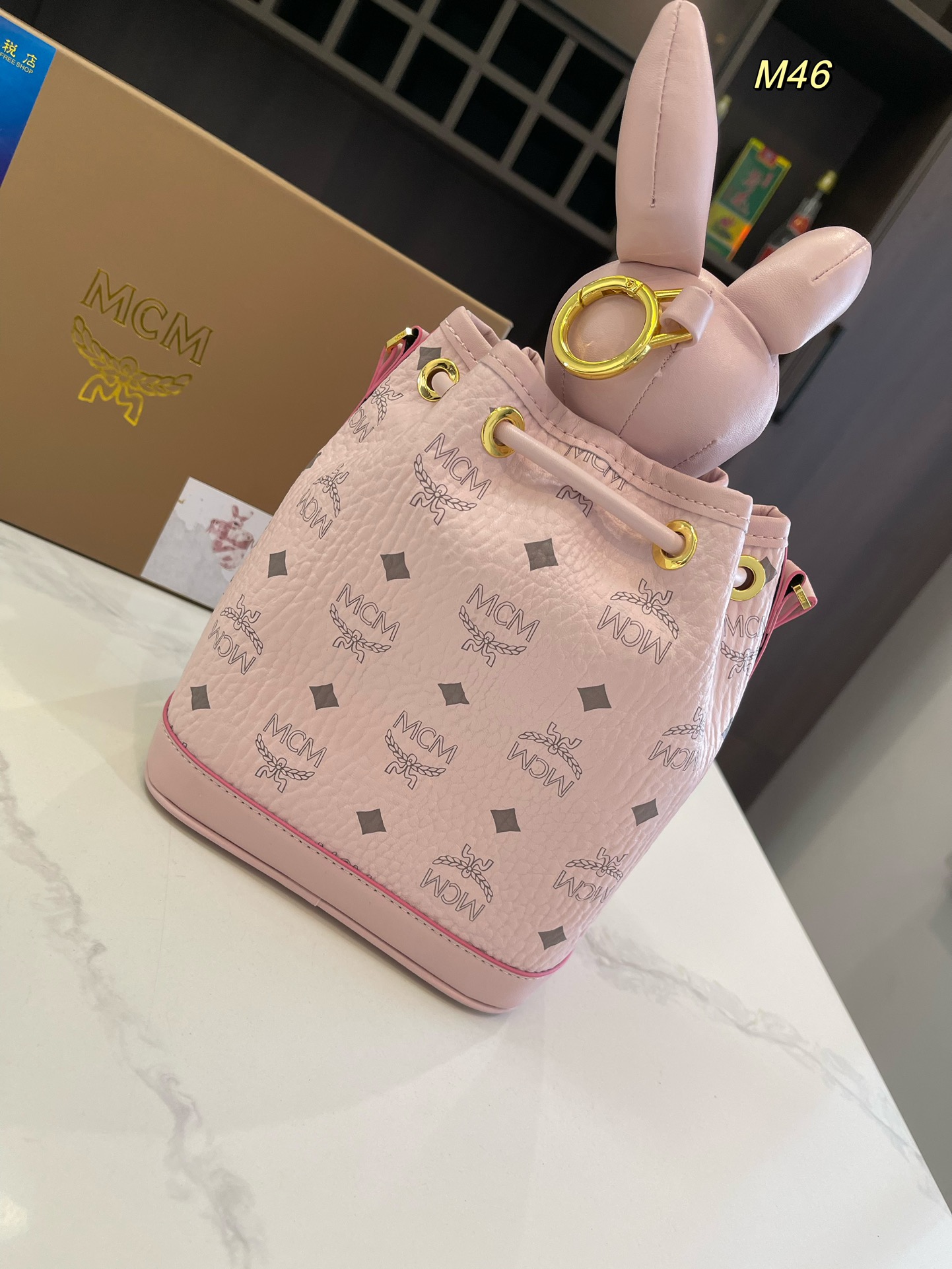  礼盒包装🎁

size：17*21cm

MCM 兔子水桶包 专柜同款抽口水桶兔子可拆卸 采用原版最新