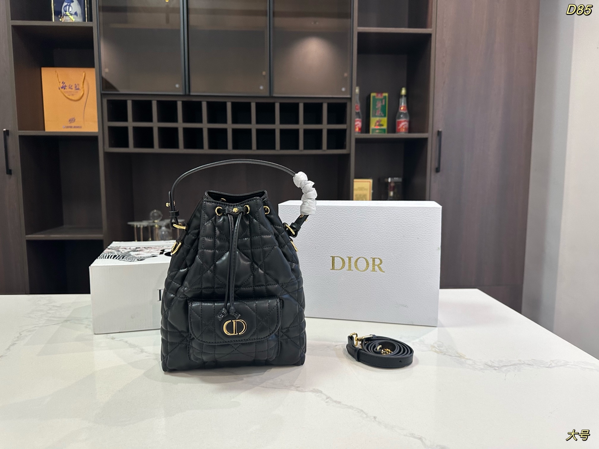 💰370/💰380折叠礼盒🎁➕飞机盒✈️
size：15cm/20cm
迪奥 DIOR 水桶包 CARO皮具系列以迪奥先生的妹妹卡特琳 娜●迪奧(CATHERINE DIOR)的昵称"CARO"命名

采用羊皮革等材质精心制作，饰以超大藤格纹缉面线，带有宽敞的抽绳隔层。正面翻盖口袋饰以金色饰面金属CD标志，可收纳各种小件日常用品。小号款式，搭配可拆卸顶部手柄和可调节、可拆卸肩带，可轻松手提、肩背或斜挎。