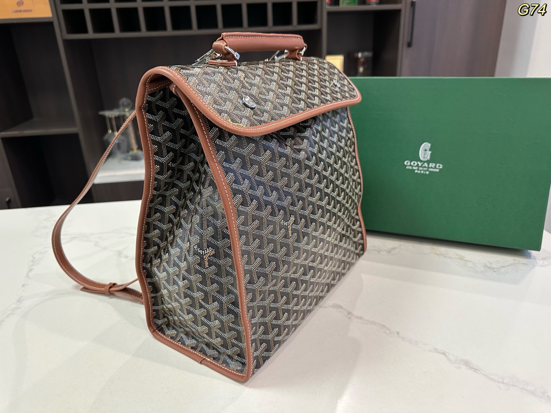 💰180包邮 礼盒包装🎁

size：30*33cm

GOYARD 戈雅 新款 老花双肩包 走到哪都是回头率👍进口面料外出轻便实用！原版五金！大容量！旅游首选哦