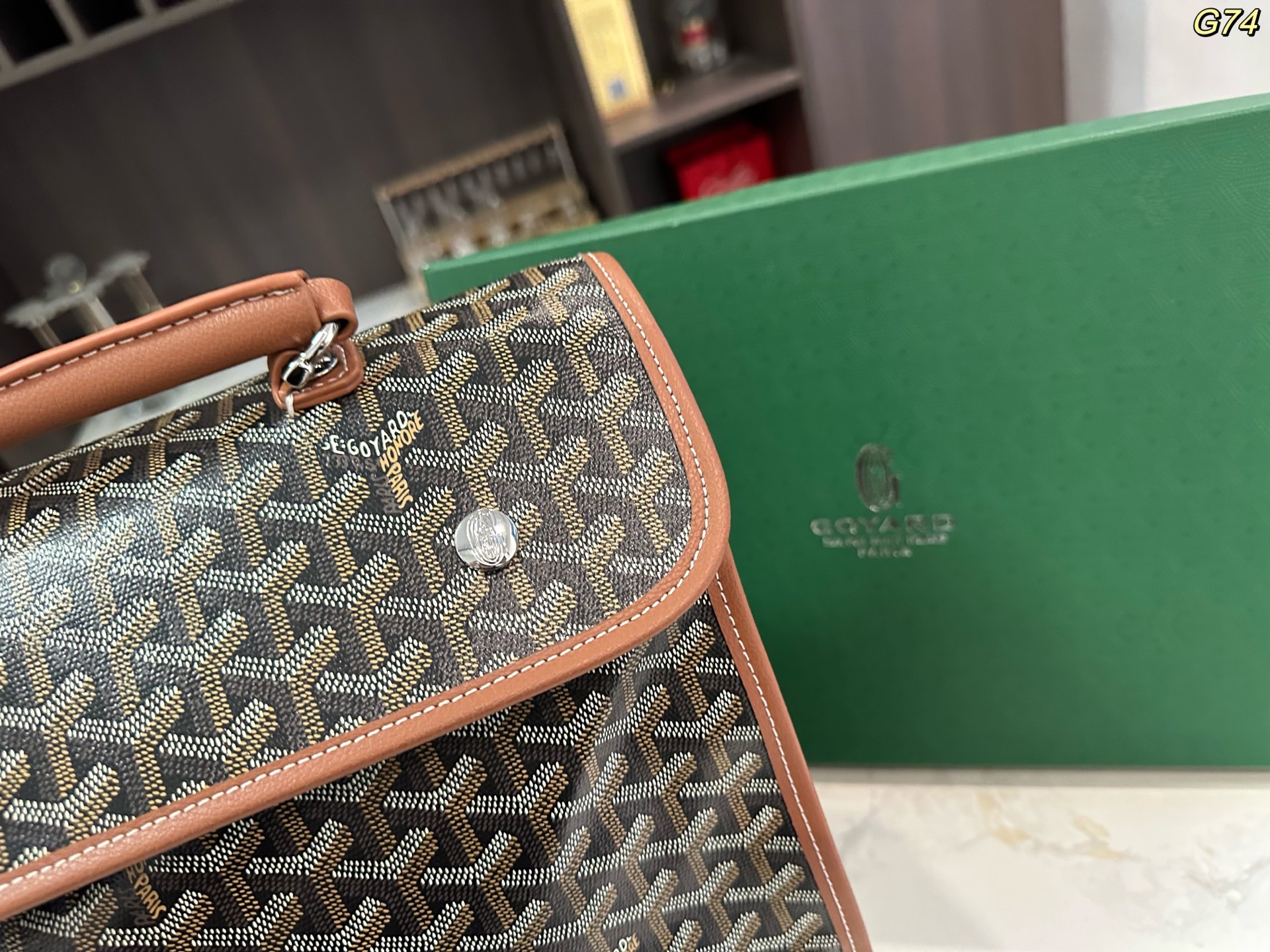💰180包邮 礼盒包装🎁

size：30*33cm

GOYARD 戈雅 新款 老花双肩包 走到哪都是回头率👍进口面料外出轻便实用！原版五金！大容量！旅游首选哦