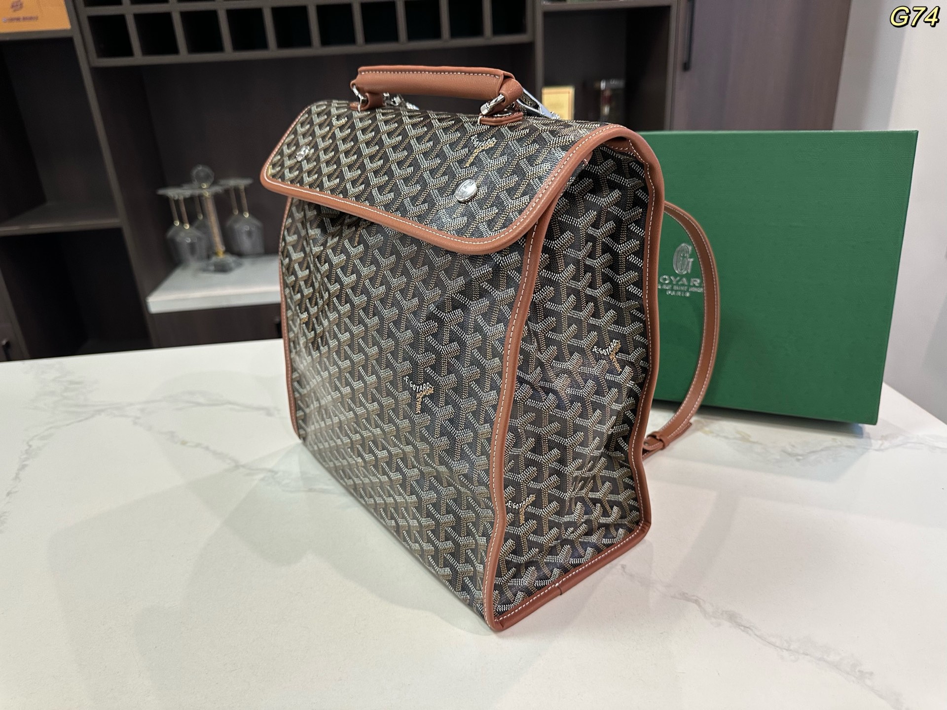 💰180包邮 礼盒包装🎁

size：30*33cm

GOYARD 戈雅 新款 老花双肩包 走到哪都是回头率👍进口面料外出轻便实用！原版五金！大容量！旅游首选哦