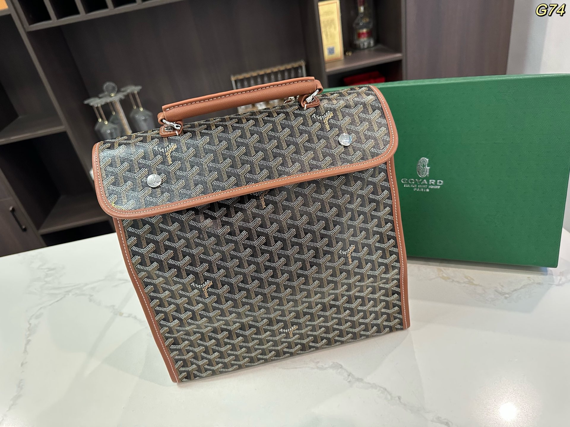 💰180包邮 礼盒包装🎁

size：30*33cm

GOYARD 戈雅 新款 老花双肩包 走到哪都是回头率👍进口面料外出轻便实用！原版五金！大容量！旅游首选哦