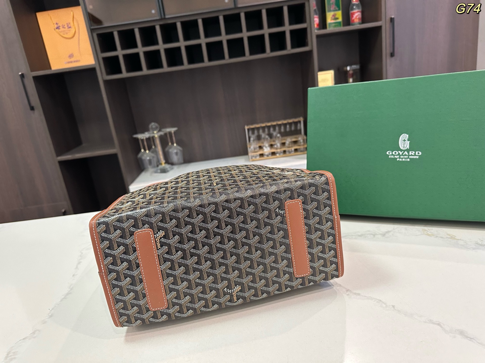 💰180包邮 礼盒包装🎁

size：30*33cm

GOYARD 戈雅 新款 老花双肩包 走到哪都是回头率👍进口面料外出轻便实用！原版五金！大容量！旅游首选哦