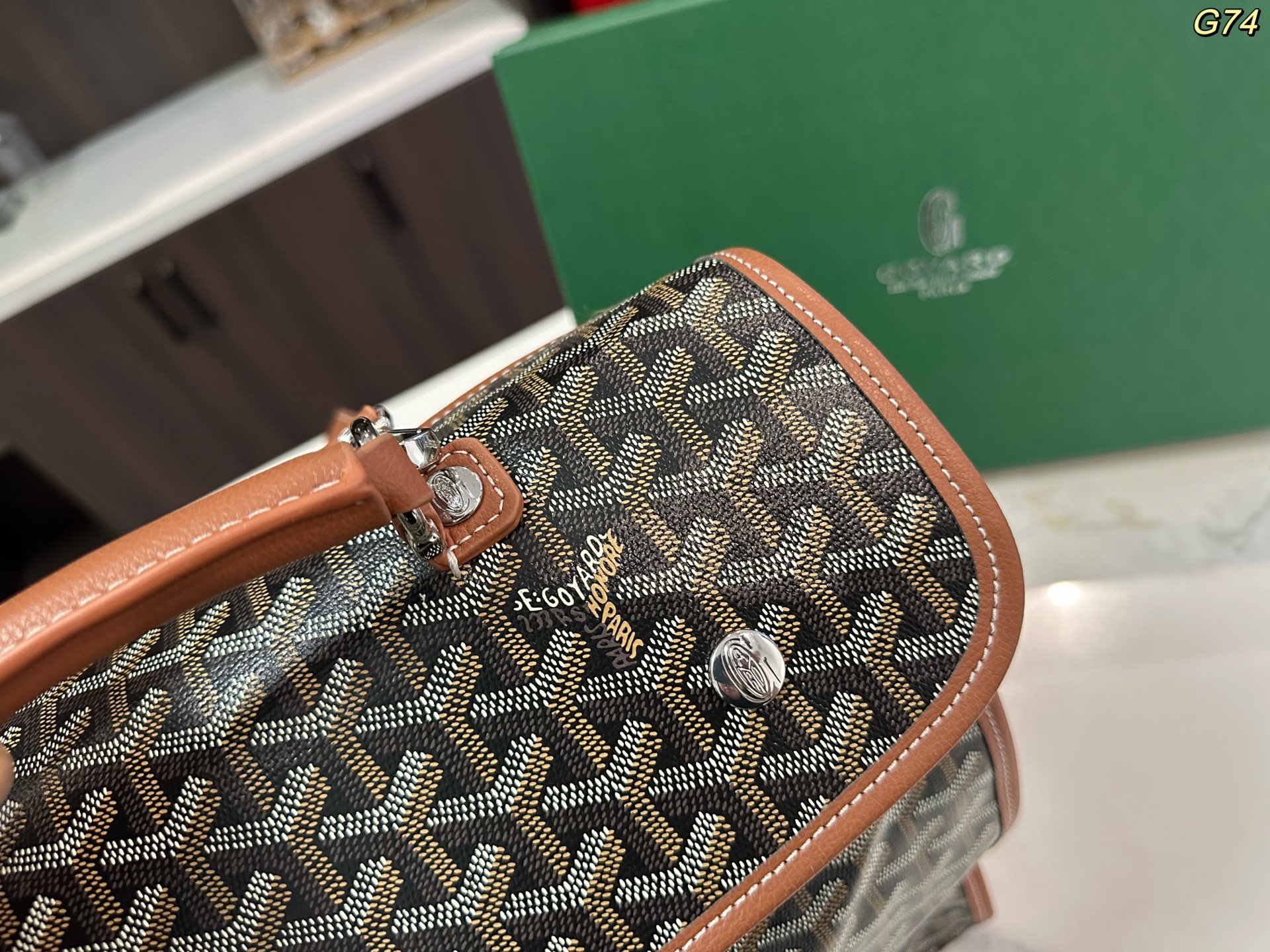 💰180包邮 礼盒包装🎁

size：30*33cm

GOYARD 戈雅 新款 老花双肩包 走到哪都是回头率👍进口面料外出轻便实用！原版五金！大容量！旅游首选哦