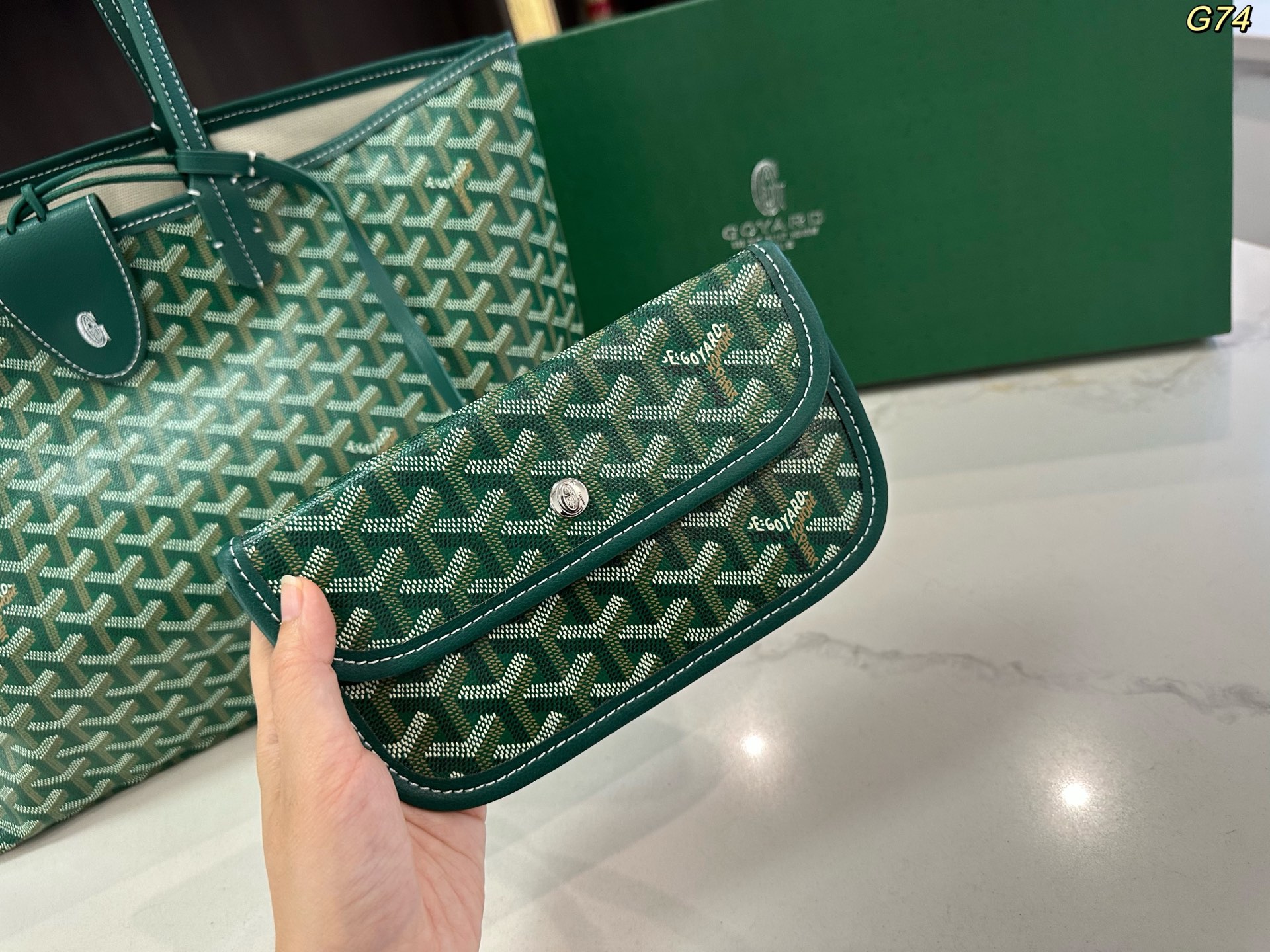 💰135包邮 礼盒包装🎁

size：34*27cm

戈雅 goyard 购物袋
休闲随性 造型百搭毫不夸张
自重轻 容量大百搭 耐磨耐造
适合非常喜欢那种软糯糯没型儿的姐妹