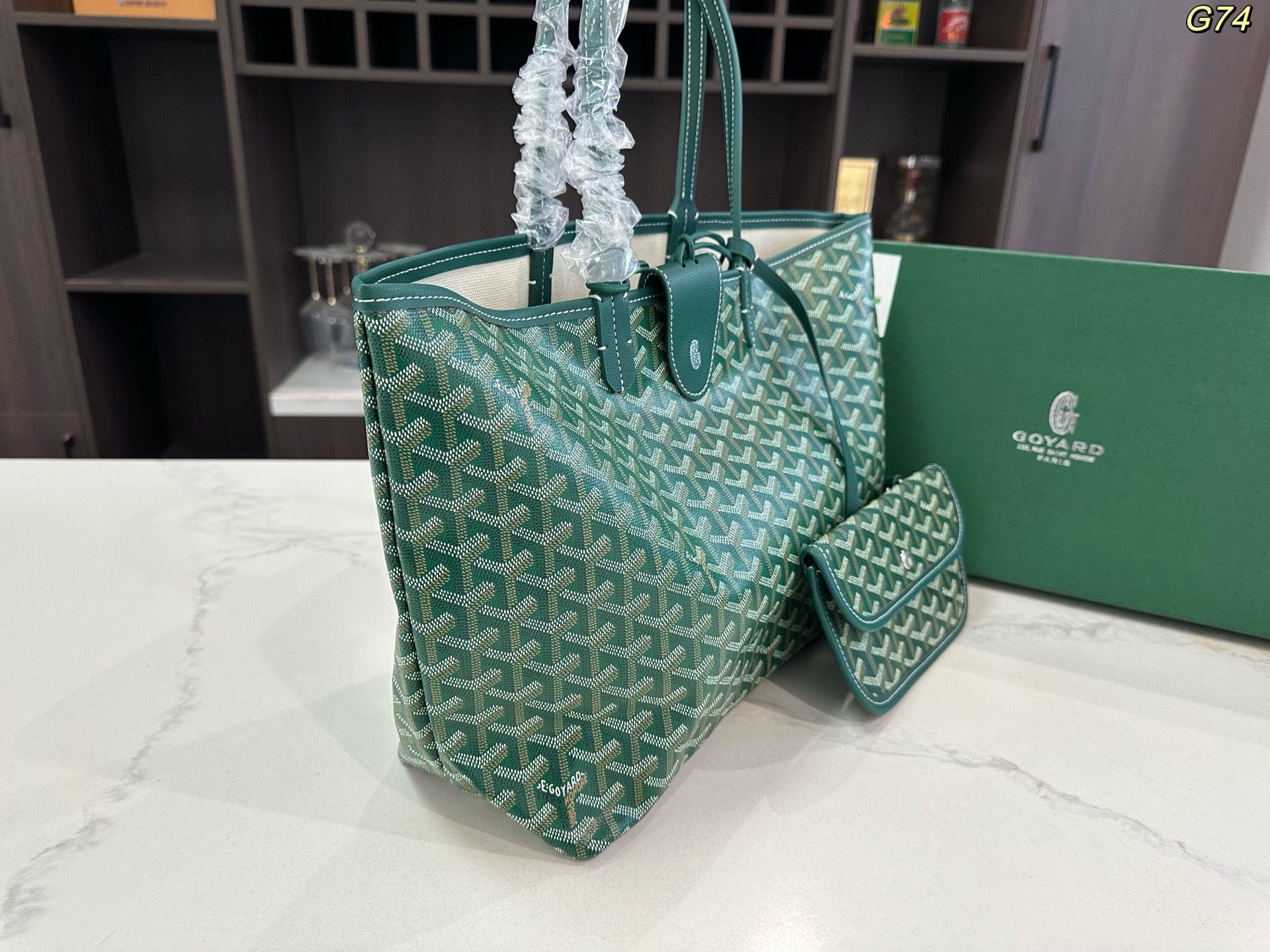 💰135包邮 礼盒包装🎁

size：34*27cm

戈雅 goyard 购物袋
休闲随性 造型百搭毫不夸张
自重轻 容量大百搭 耐磨耐造
适合非常喜欢那种软糯糯没型儿的姐妹