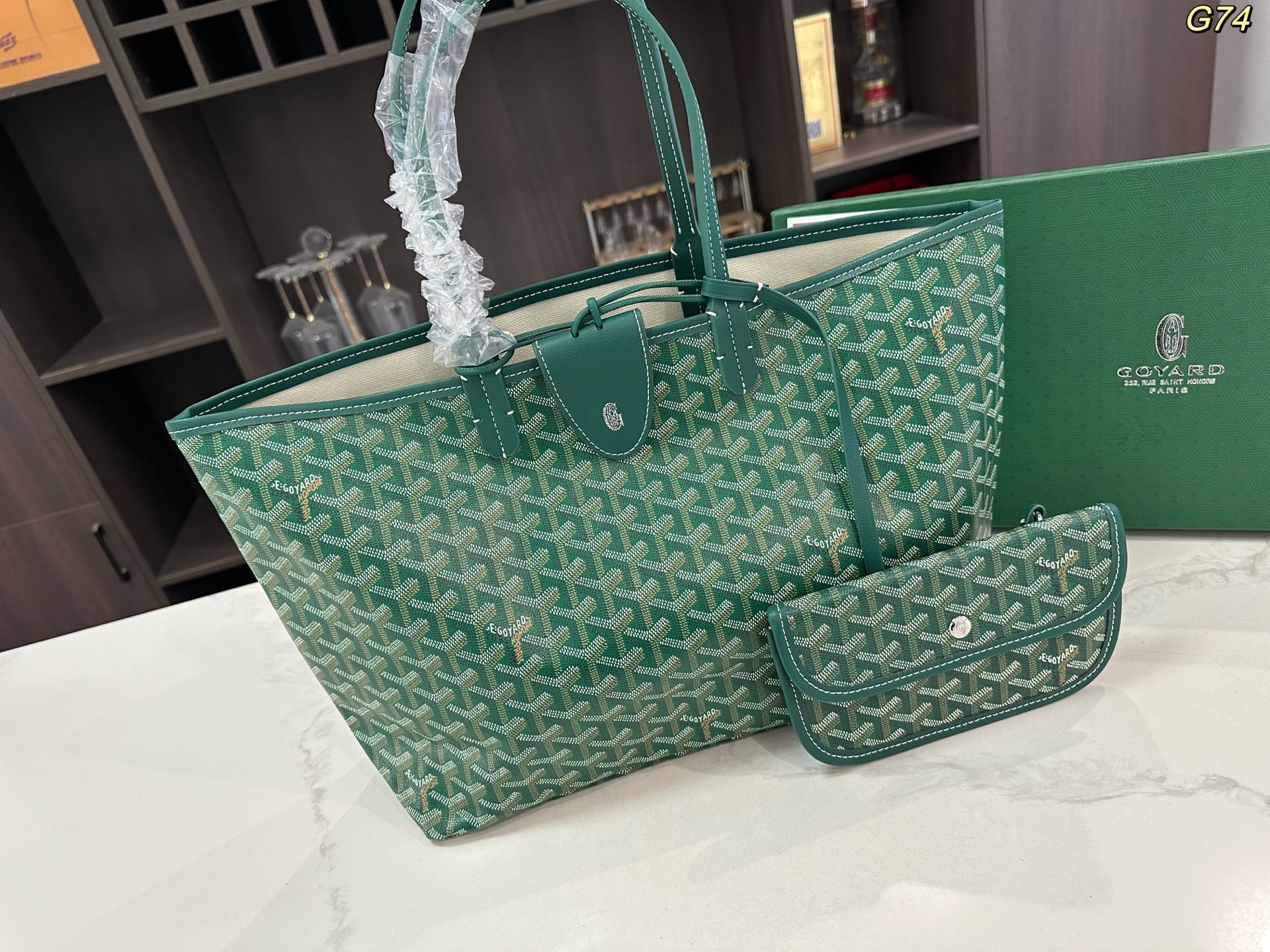 💰135包邮 礼盒包装🎁

size：34*27cm

戈雅 goyard 购物袋
休闲随性 造型百搭毫不夸张
自重轻 容量大百搭 耐磨耐造
适合非常喜欢那种软糯糯没型儿的姐妹