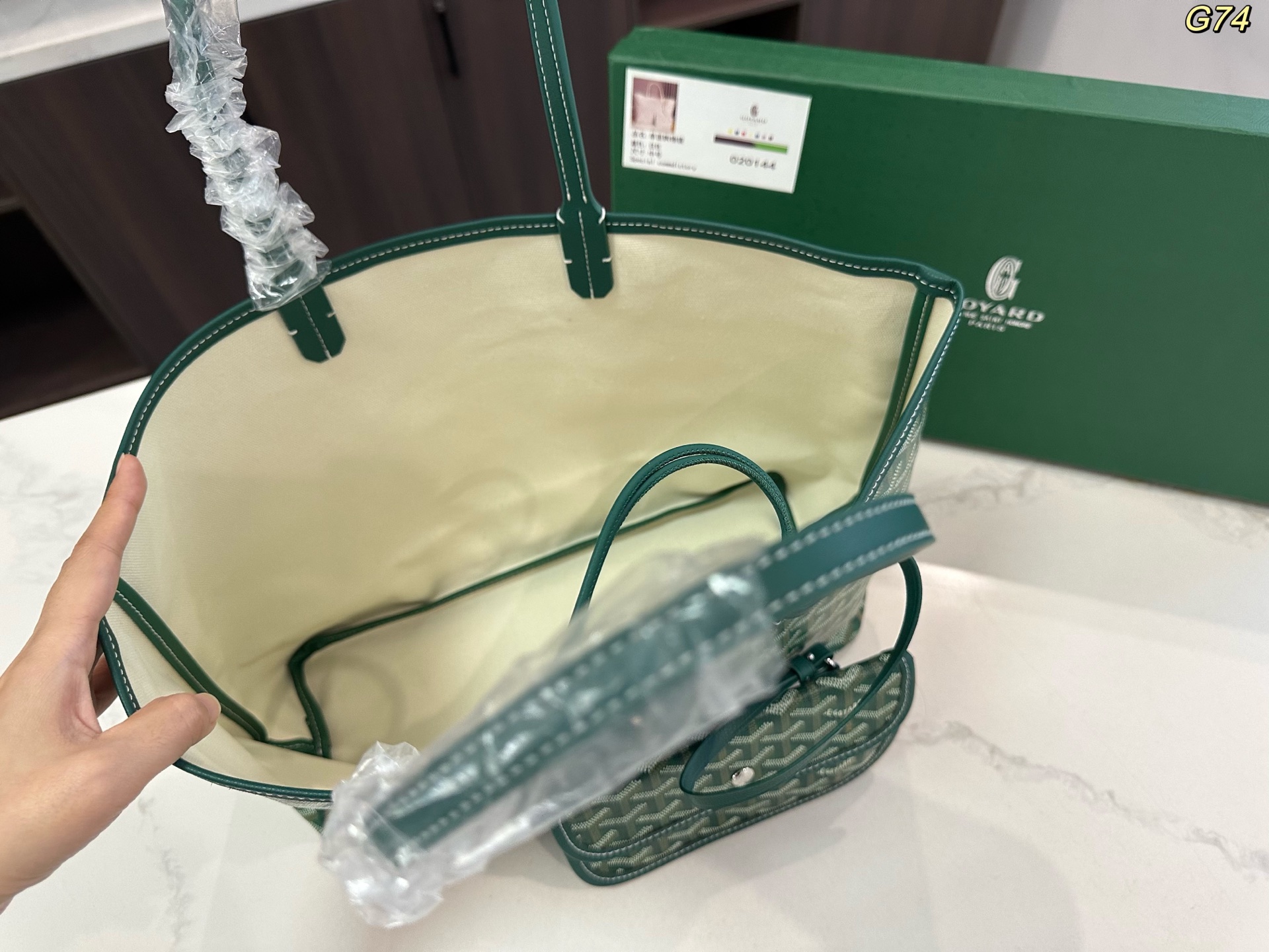 💰135包邮 礼盒包装🎁

size：34*27cm

戈雅 goyard 购物袋
休闲随性 造型百搭毫不夸张
自重轻 容量大百搭 耐磨耐造
适合非常喜欢那种软糯糯没型儿的姐妹