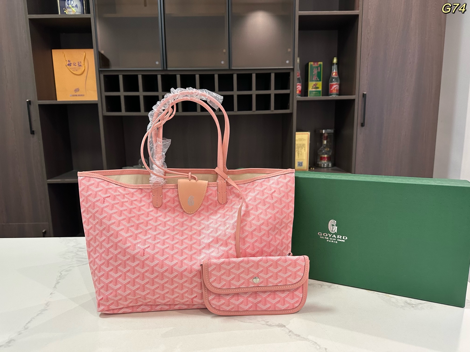 💰135包邮 礼盒包装🎁

size：34*27cm

戈雅 goyard 购物袋
休闲随性 造型百搭毫不夸张
自重轻 容量大百搭 耐磨耐造
适合非常喜欢那种软糯糯没型儿的姐妹