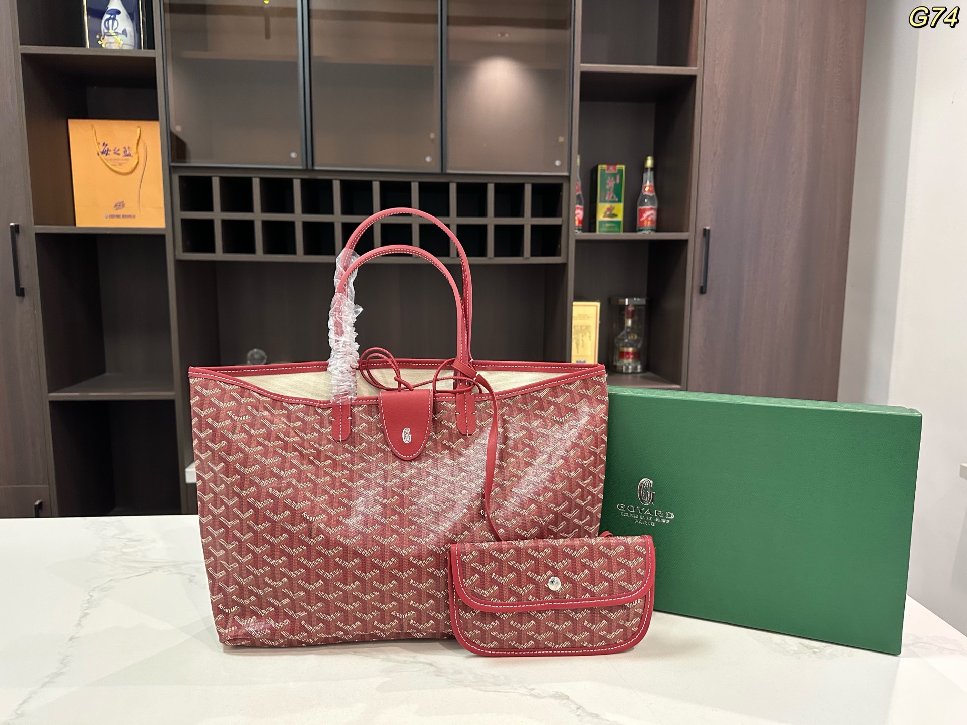 💰135包邮 礼盒包装🎁

size：34*27cm

戈雅 goyard 购物袋
休闲随性 造型百搭毫不夸张
自重轻 容量大百搭 耐磨耐造
适合非常喜欢那种软糯糯没型儿的姐妹