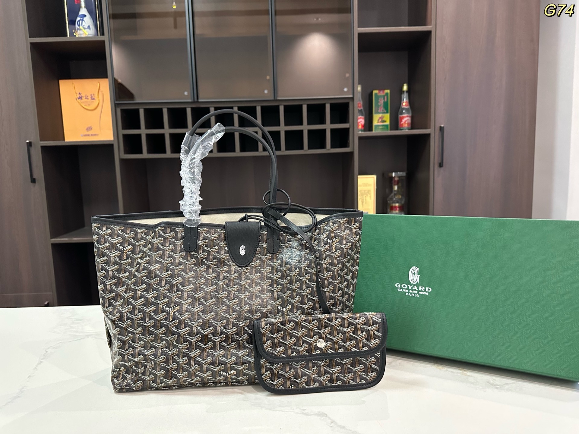 💰135包邮 礼盒包装🎁

size：34*27cm

戈雅 goyard 购物袋
休闲随性 造型百搭毫不夸张
自重轻 容量大百搭 耐磨耐造
适合非常喜欢那种软糯糯没型儿的姐妹