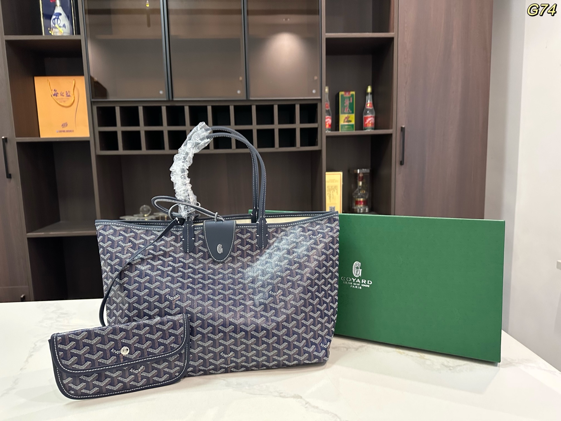 💰135包邮 礼盒包装🎁

size：34*27cm

戈雅 goyard 购物袋
休闲随性 造型百搭毫不夸张
自重轻 容量大百搭 耐磨耐造
适合非常喜欢那种软糯糯没型儿的姐妹