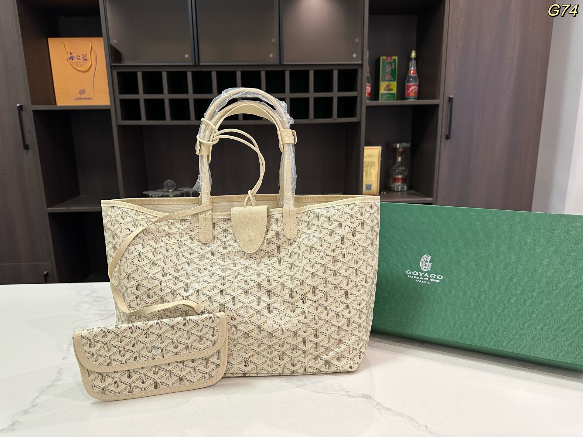 💰135包邮 礼盒包装🎁

size：34*27cm

戈雅 goyard 购物袋
休闲随性 造型百搭毫不夸张
自重轻 容量大百搭 耐磨耐造
适合非常喜欢那种软糯糯没型儿的姐妹