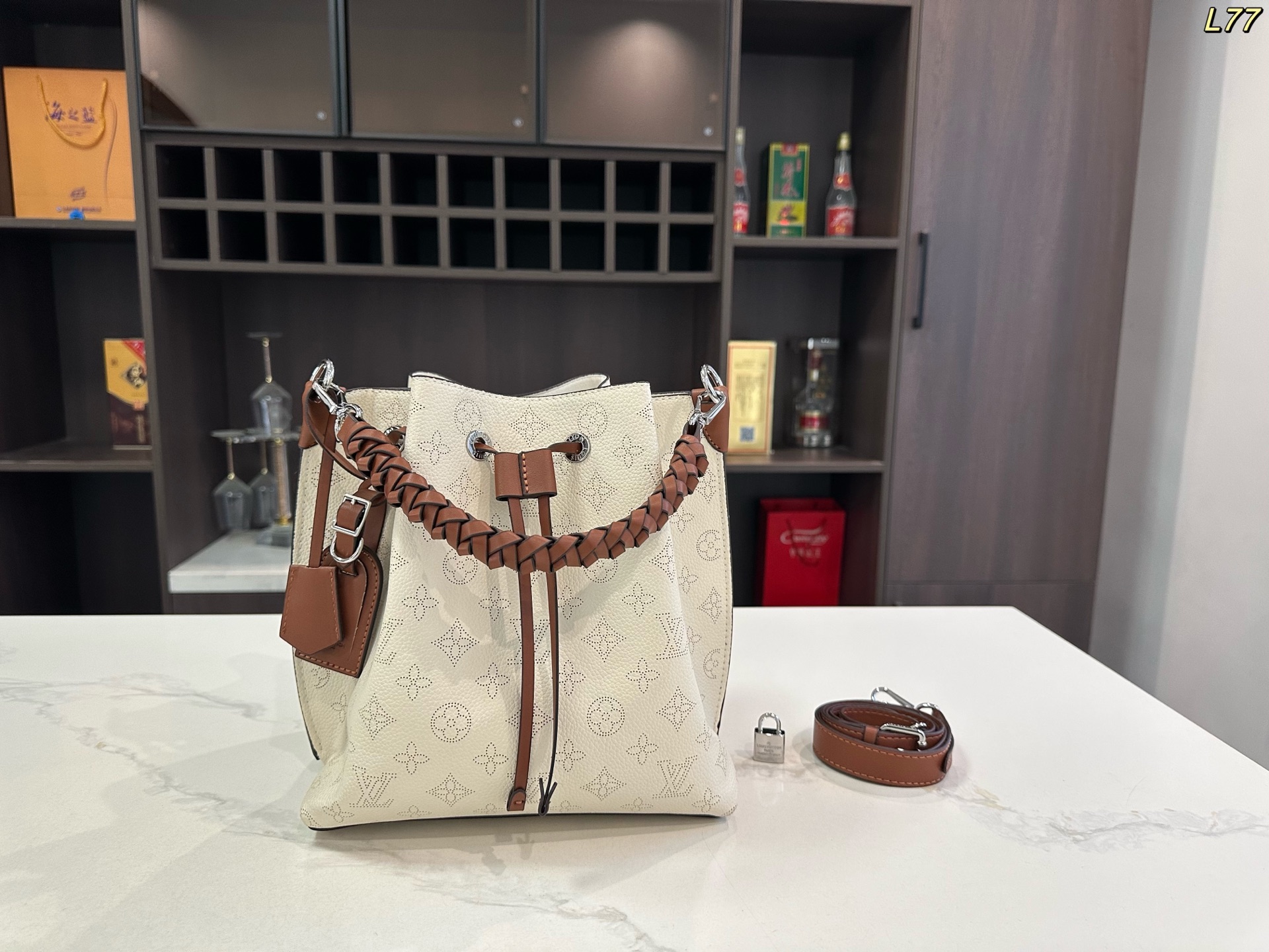 P210 | | Size: 23 25cm | | Lv Must-buy Bag | Lv Bucket Bag Is One Of The Few Bags That Becomes More And More Attractive The More You Look At It Girls Who Like High-end | Hard-to-crash | Soft And Delicate | Lightweight And Easy-to-care-for Bags Should Buy This Model.