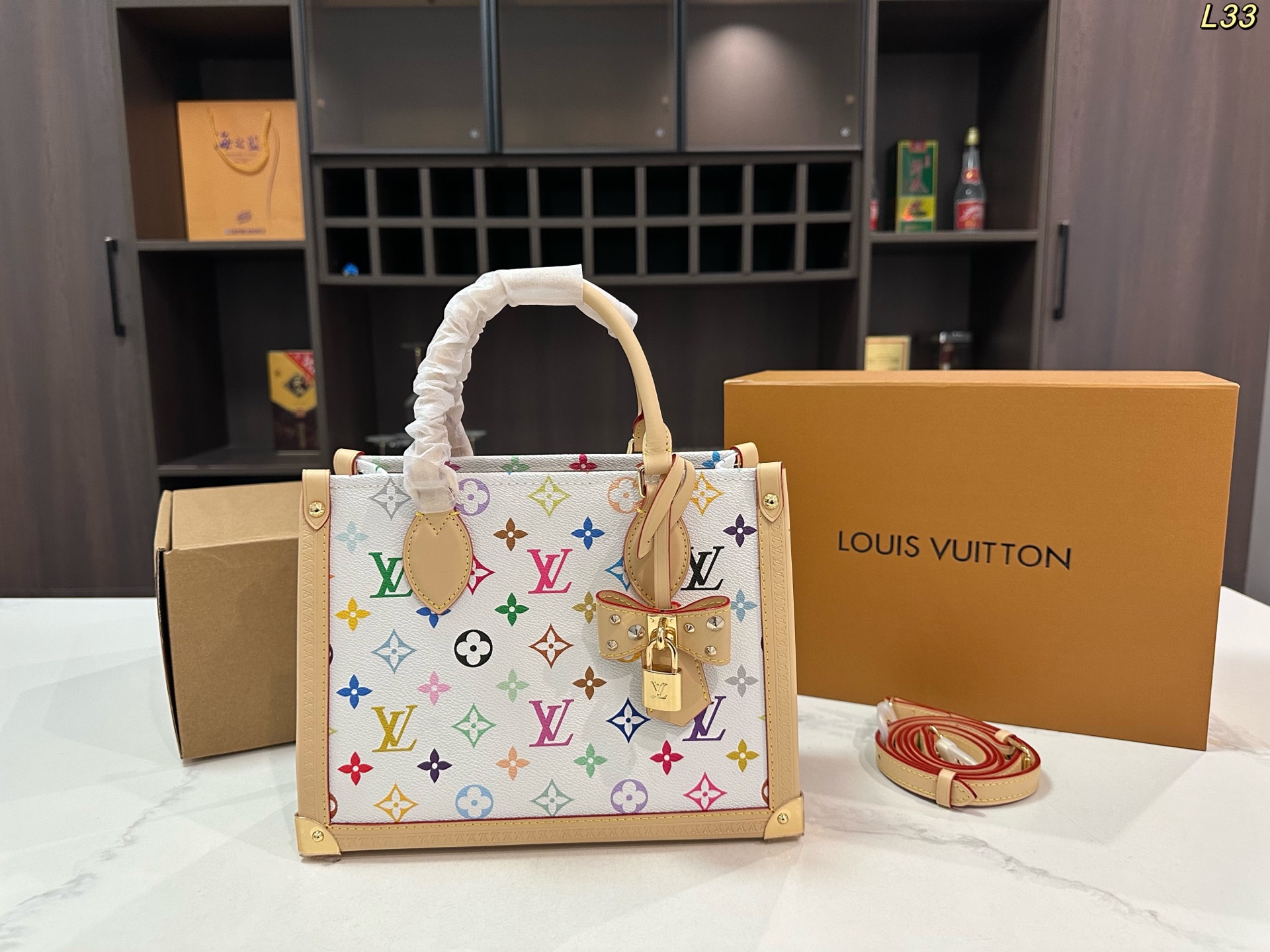 P308 Folding Box Airplane Box️transcoding Chip | | Size: 16 19cm | Small Size 26.19cm, Cowhide Trim + Metal Lock, Exquisite Details. The Shoulder Strap Is Adjustable And Can Be Carried Cross-body, Making It Very Practical For Commuting The White Three-color Series Has Become A Popular Collection. It Combines Art And Fashion. Sisters Who Like Unique Designs Should Not Miss It
