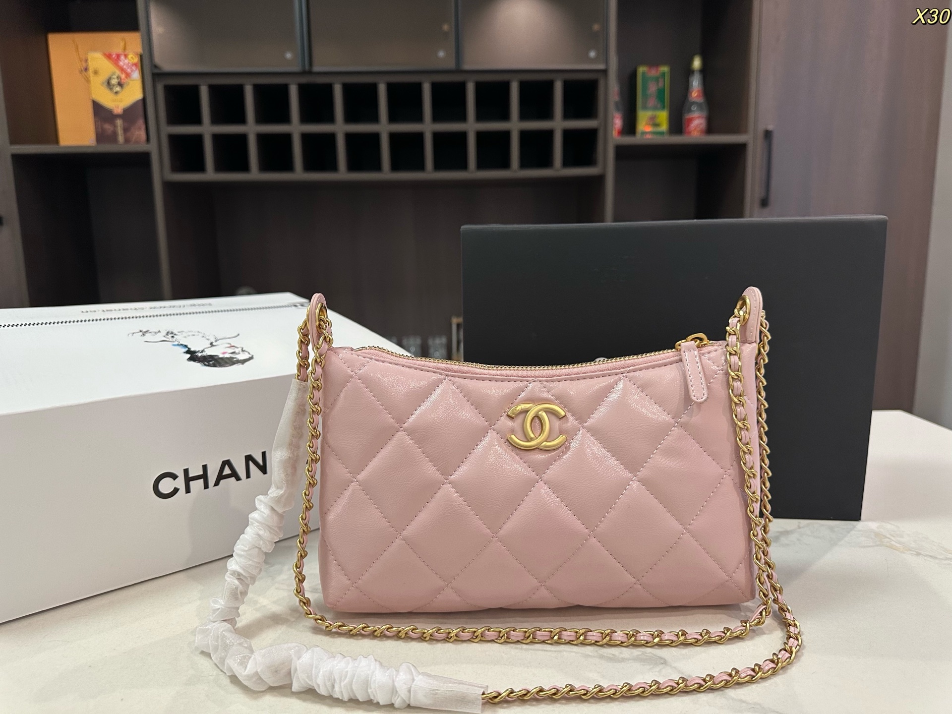 P240 Folding Boxairplane Box️ | | Size: 25 15cm | | Chanel Hobo Dumpling Armpit Bag Crossbody Bag | The Sophistication Of This New Hobo Is Really Amazing. The Light Gold Buckle Is High-end And Tasteful. The Wear-resistant And Retro Small-grain Lychee Cowhide Is Perfect. The Gray Accent Makes It More Casual. Moreover, It Has A Large Capacity And Can Be Filled More Than A Cf Mini You Don’t Have To Worry About The Cowhide. It Can Be Your Commuting Companion Or Your Date Partner. It Really Smells Good