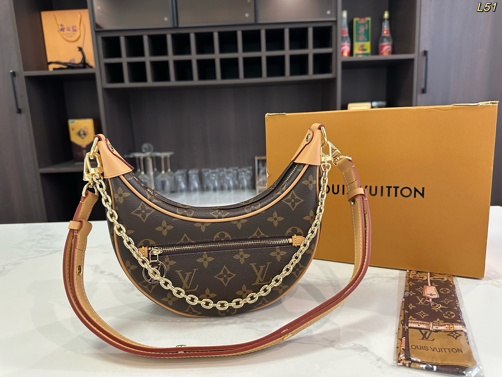 P263 Folding Box Chip Version | | Size: 22 17cm | | Lv Catwalk Style Pea Bag, Armpit Bag, Crescent Bag. Armpit Bags Are Popular This Year, But This Pea Bag From Lujia Is The Treasure Of Armpit Bags. It Is Not Too Big Or Too Small When Carried Under The Arm. It Not Only Has A Pleasant Appearance, But Also Has A Lot Of Space. It Is Also Versatile. It Can Be Carried All Year Round, Making You Instantly Fashionable.